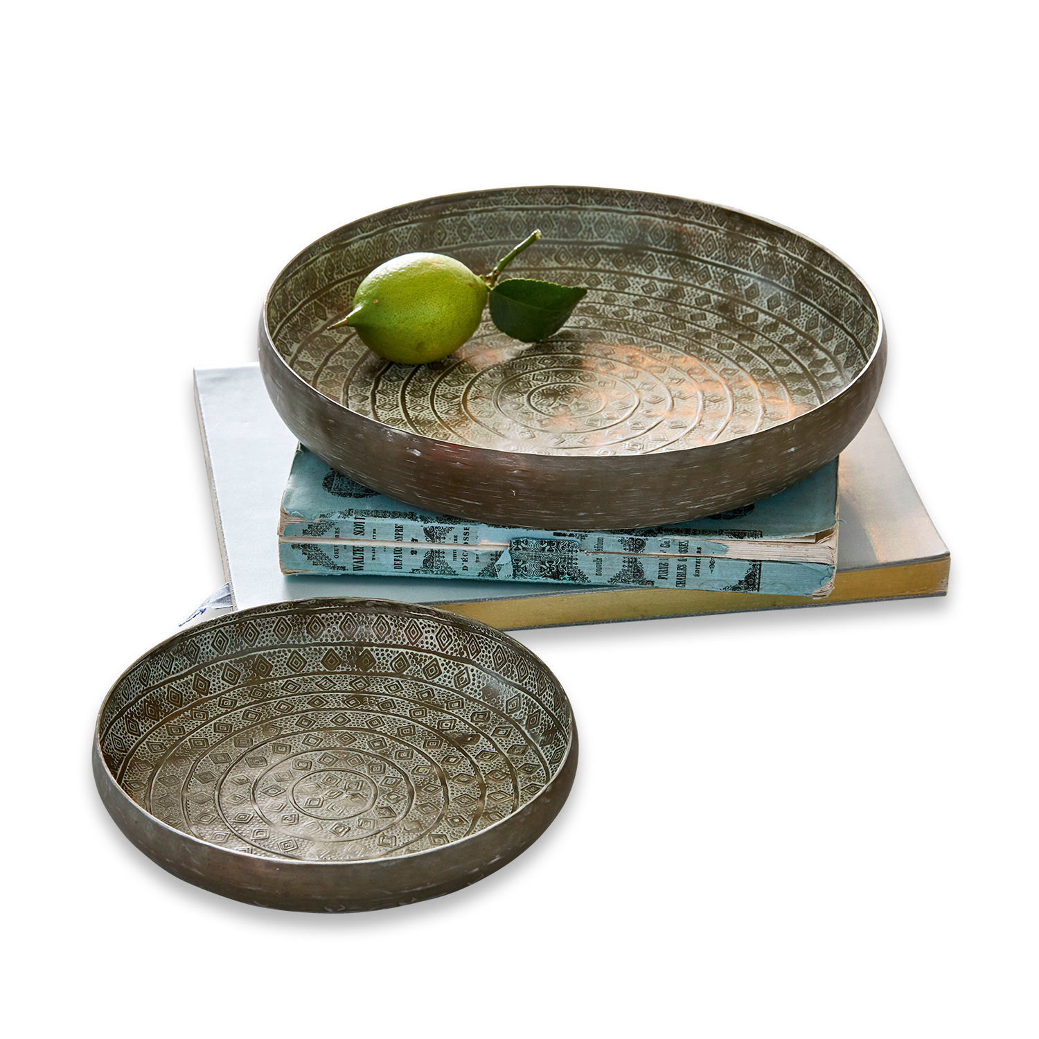 Coppia di vassoi Birse Set di due ciotole in metallo con motivo decorativo color argento antico su libri