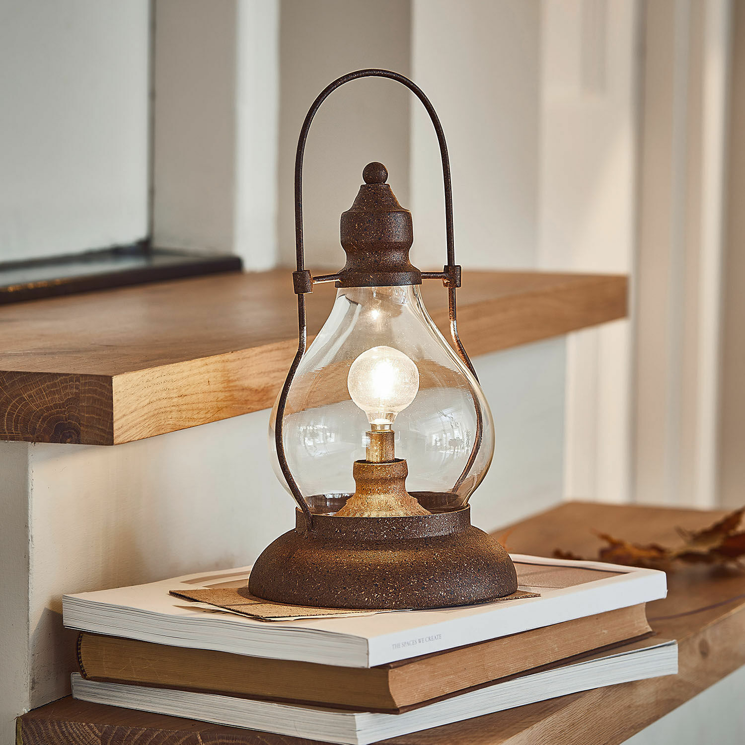 Lanterna a LED ricaricabile Cortney Lampada da tavolo rustica in metallo e vetro color ruggine, illuminazione decorativa per interni