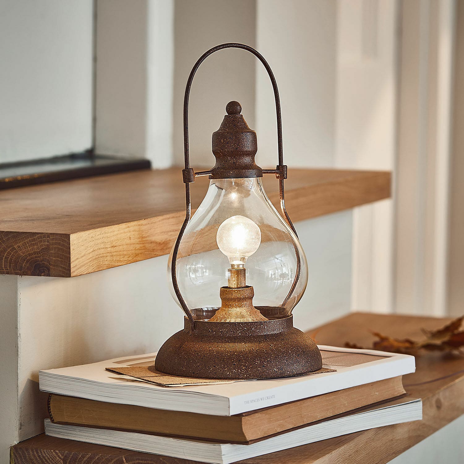 Lanterna a LED ricaricabile Cortney Lampada da tavolo rustica in metallo e vetro color ruggine, illuminazione decorativa per interni