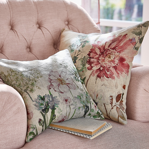 Due cuscini in lino con stampa floreale su poltrona rosa, accessori decorativi per il soggiorno