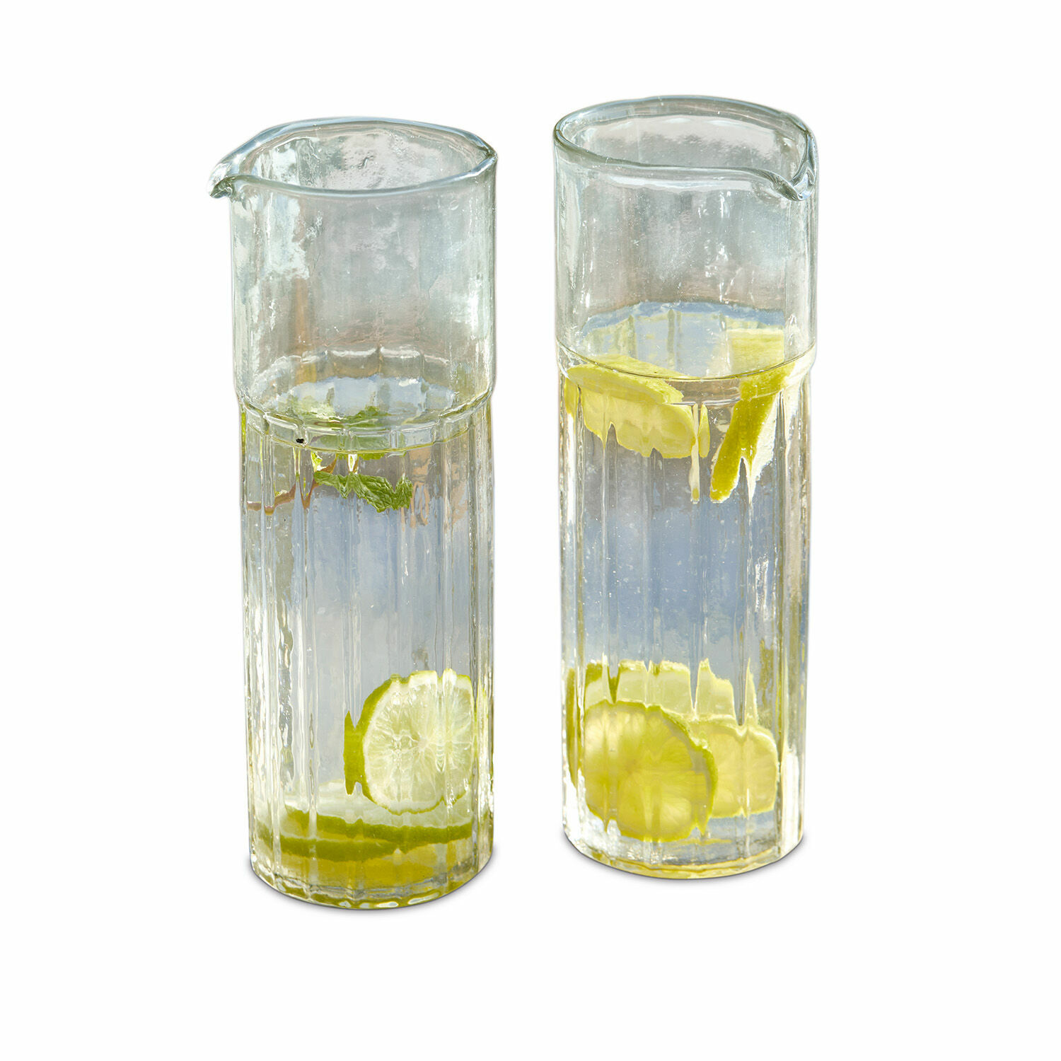 Coppia di caraffe Roseville Due brocche di vetro trasparente con acqua e fette di limone, perfette per servire bevande.