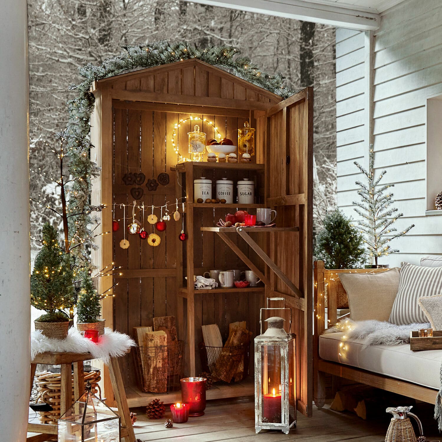 Capanno in legno con scaffali decorati con luci natalizie su un accogliente terrazzo invernale
