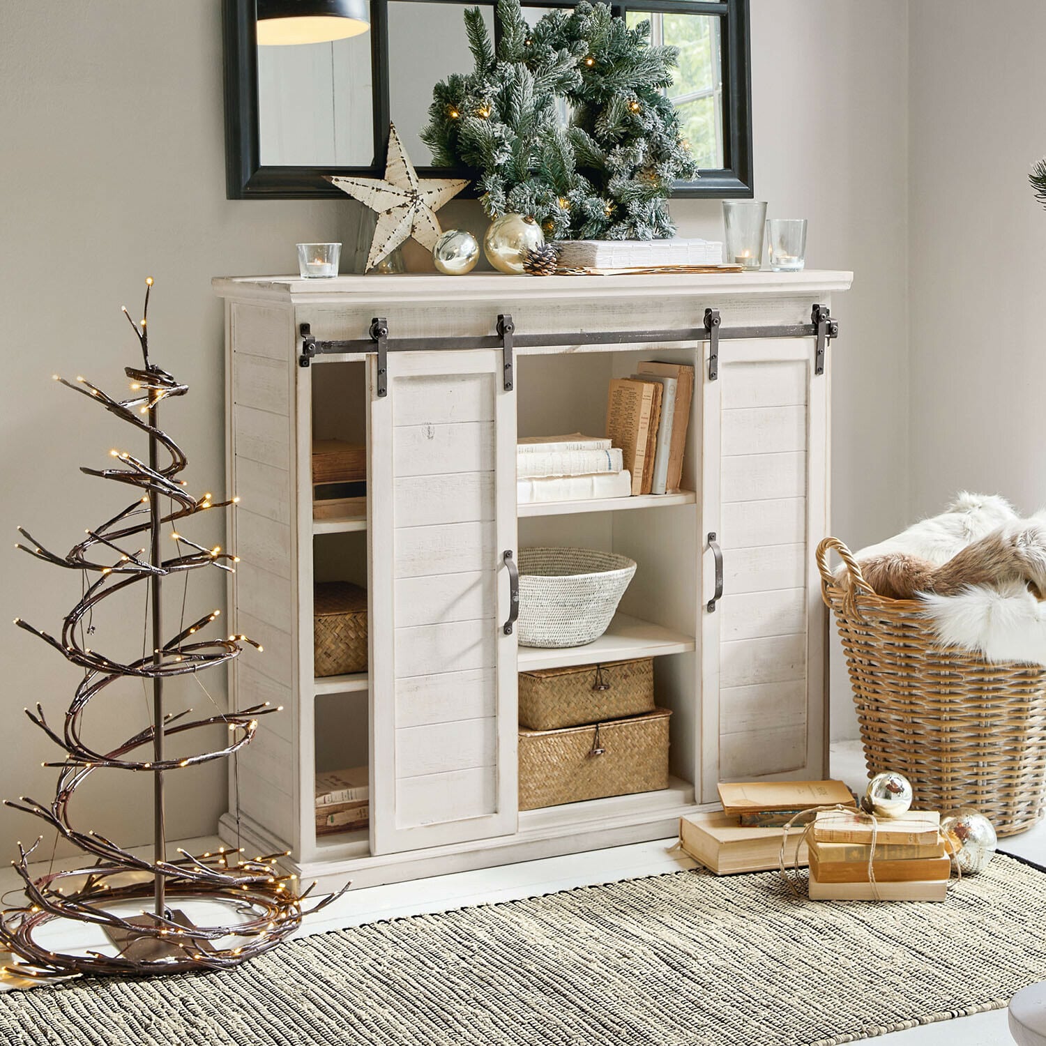 Madia in legno bianco con ante scorrevoli e decorazioni natalizie in soggiorno luminoso