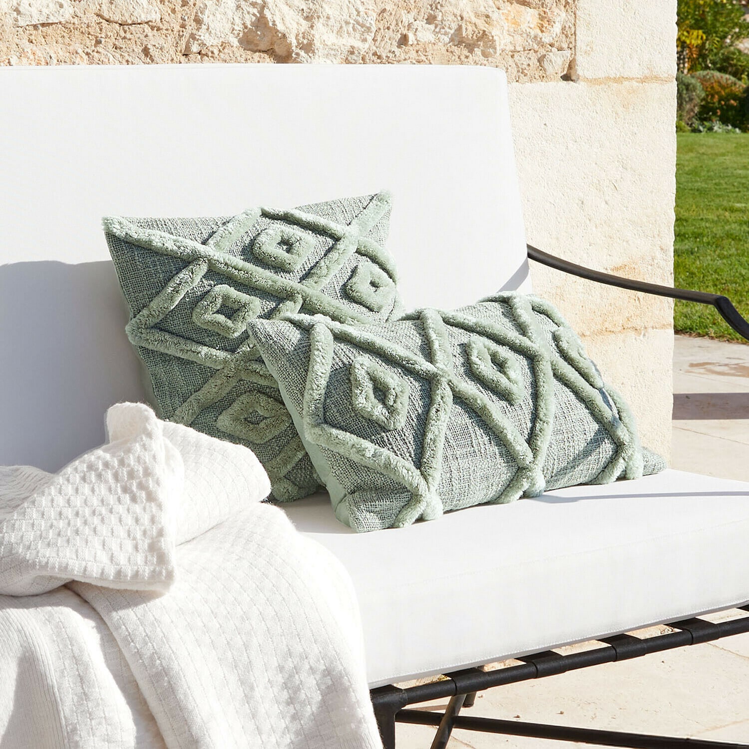 Coppia di copricuscini Élouvan Cuscini decorativi verde menta con motivo geometrico su divano bianco con coperta, tessuti per salotto
