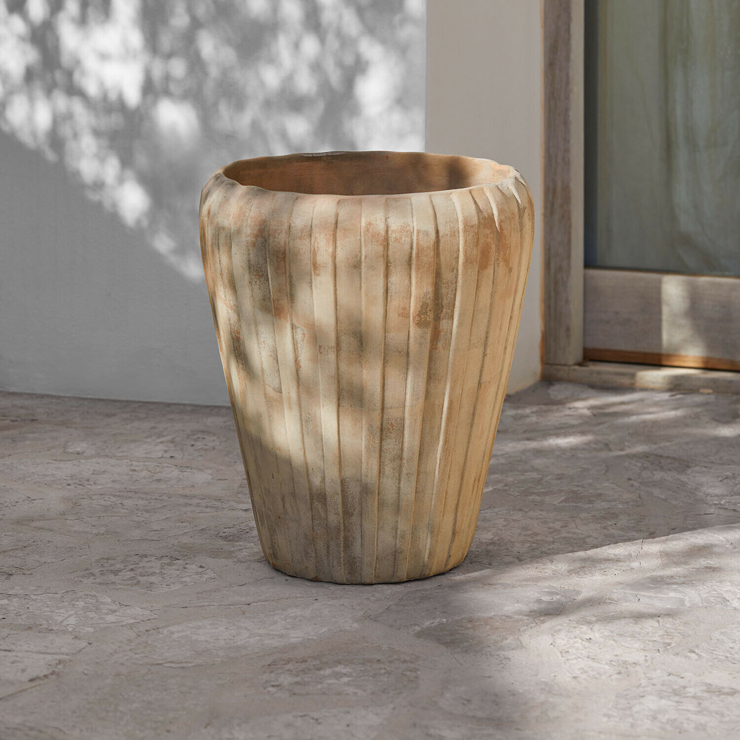 Portavaso Selavina Grande vaso in ceramica beige con scanalature verticali, decorazione per interni e giardini