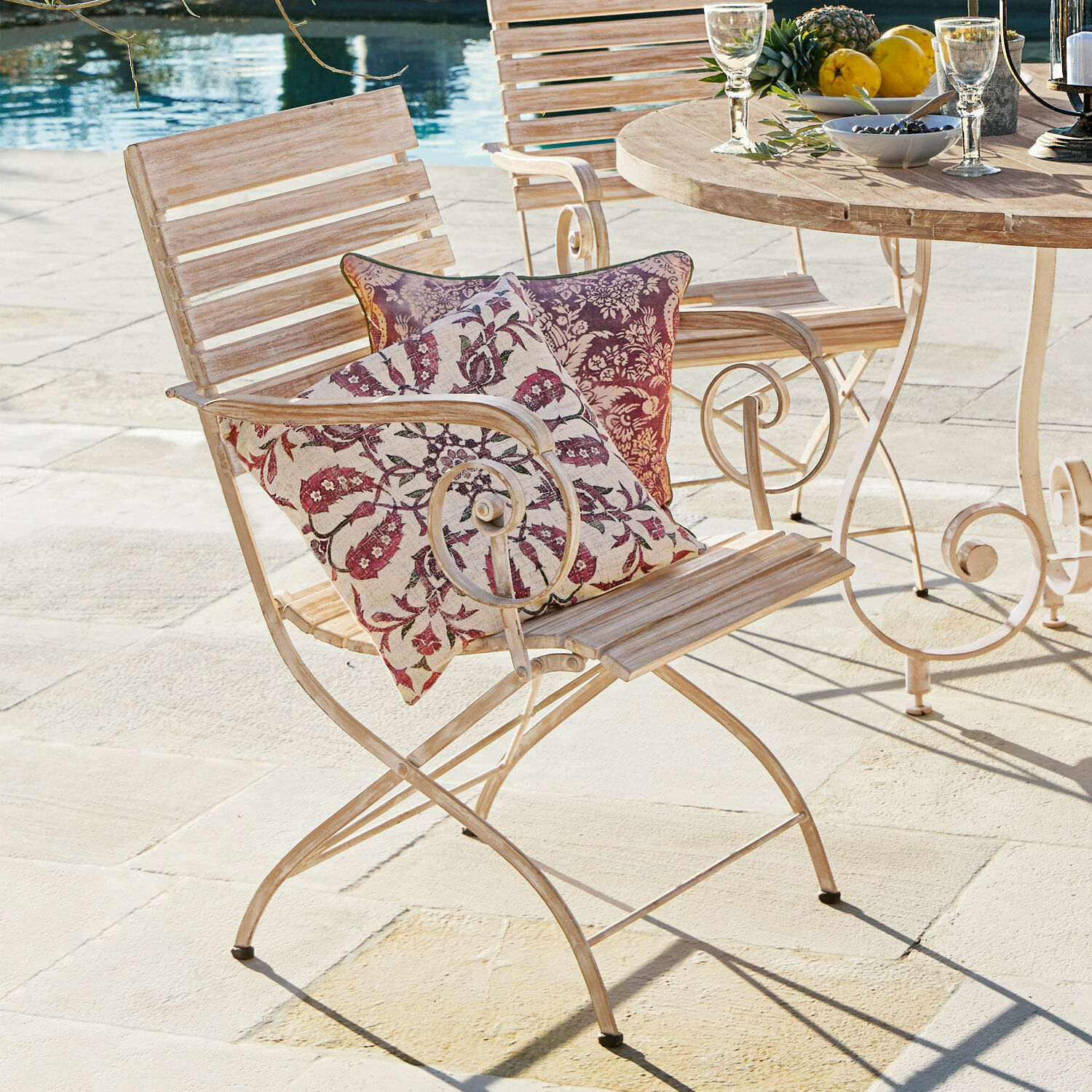 Sedia Iker Sedia da giardino in legno chiaro e metallo con due cuscini decorativi con motivo floreale rosso