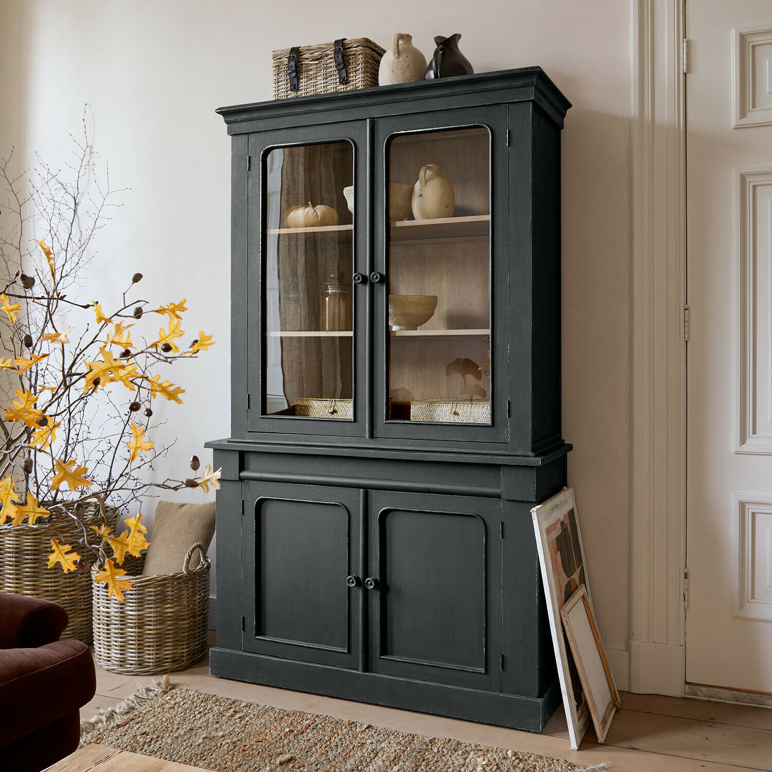 Credenza Aldwyn Vetrina in legno nero con ante in vetro e decorazioni in ceramica in soggiorno