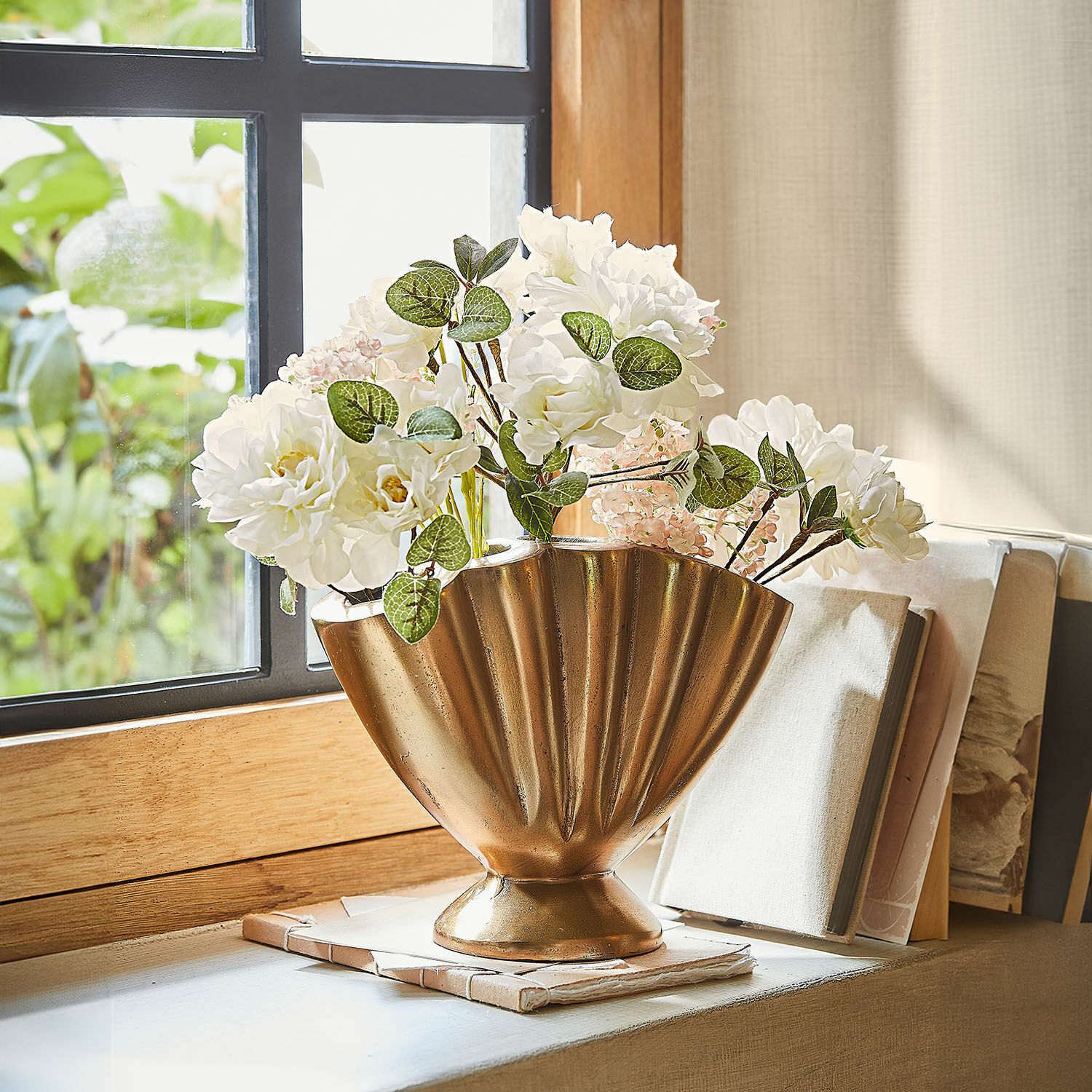 Vaso Chavelot Vaso decorativo in metallo dorato con fiori bianchi sul davanzale, decorazione d'interni