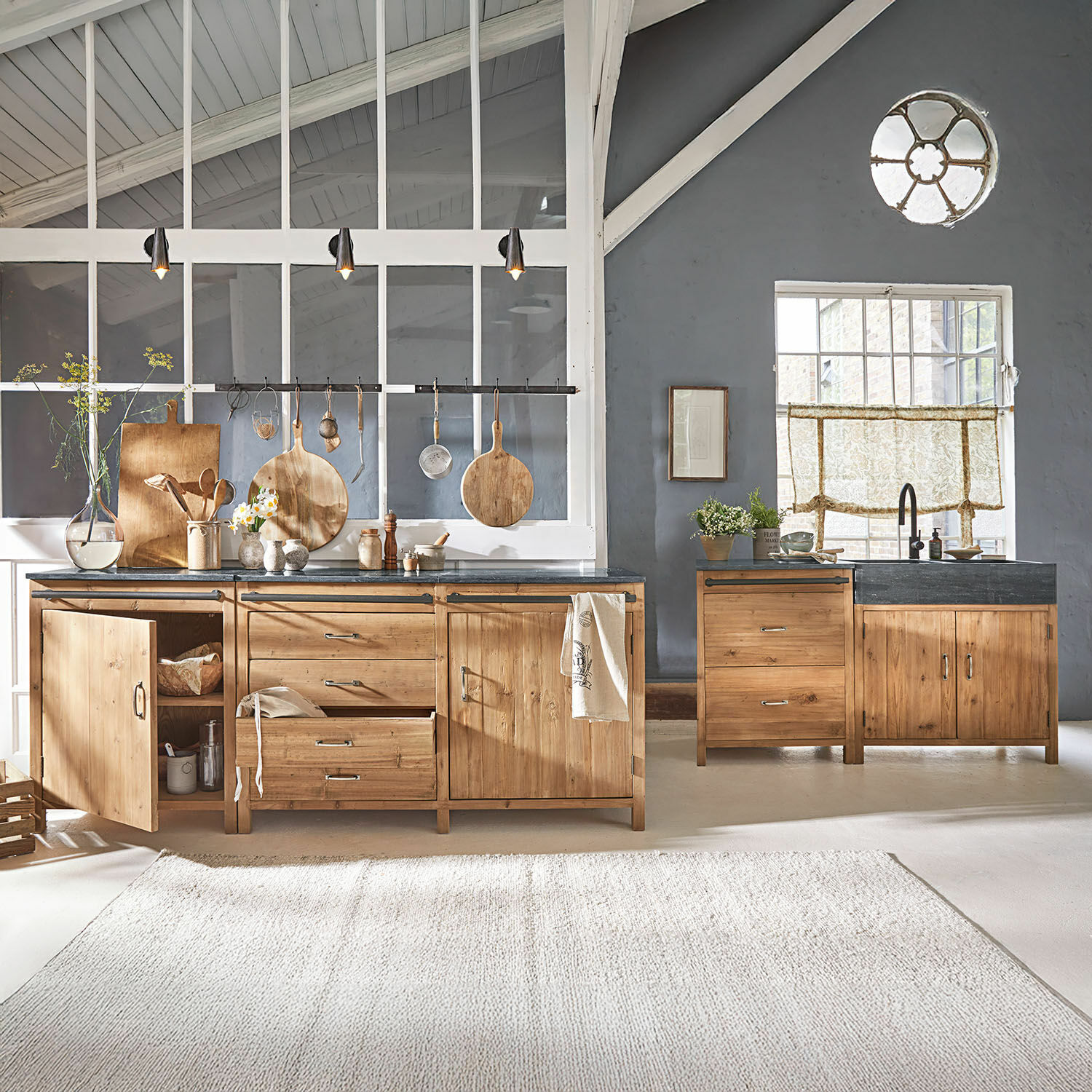 Set di 4 mobili da cucina Sunnybrook Cucina con mobili in legno e piano nero in interno luminoso e moderno con grandi finestre
