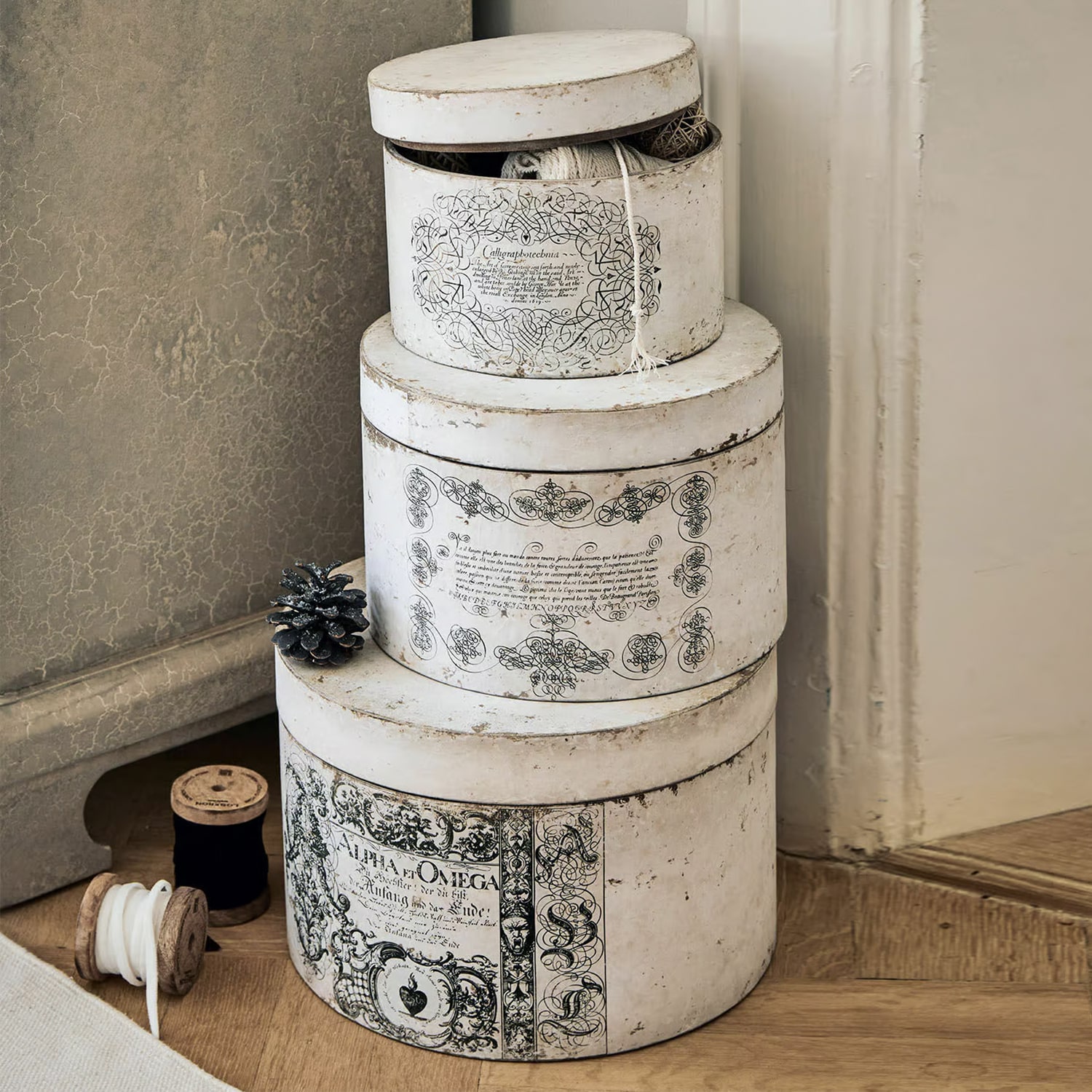 Set di tre scatole rotonde in carta vintage bianca con decorazioni nere per conservazione decorativa