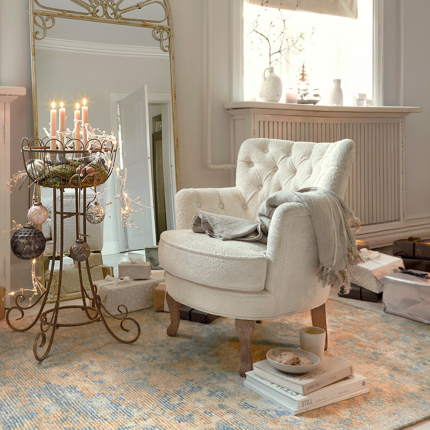 Poltrona Calgary Poltrona beige in tessuto bouclé con plaid grigio su tappeto decorato in soggiorno accogliente