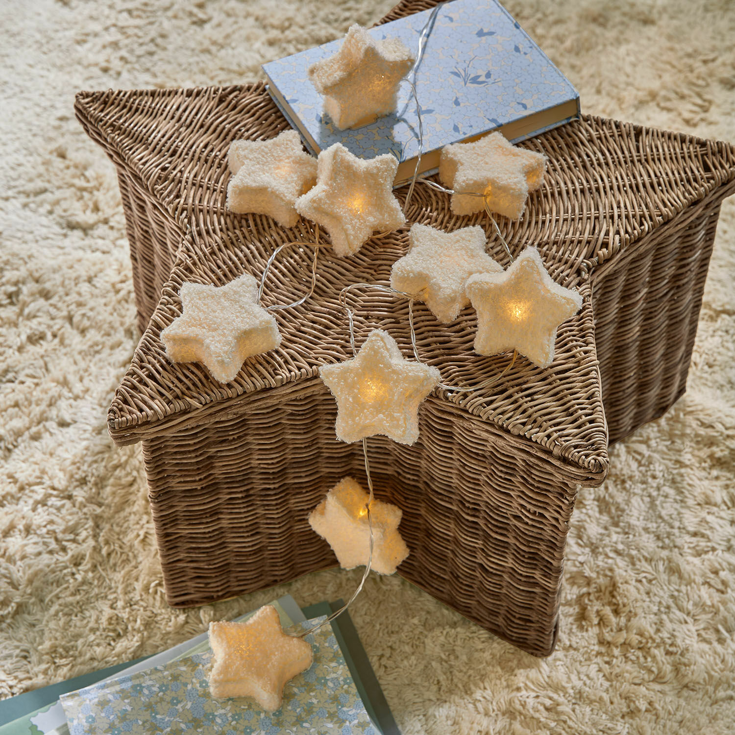 Catena luminosa Starwhisper Ghirlanda luminosa a forma di stelle in materiale morbido con luce calda su cesta in vimini, decorazione casa