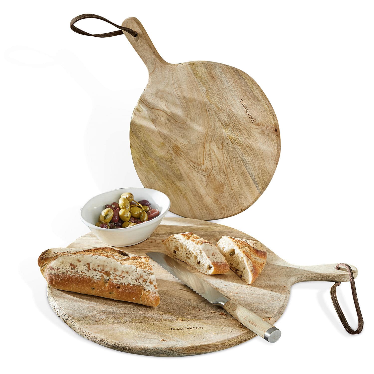 Coppia di taglieri Nitra Tagliere rotondo in legno naturale con manico, coltello, pane affettato e ciotola di olive su sfondo bianco