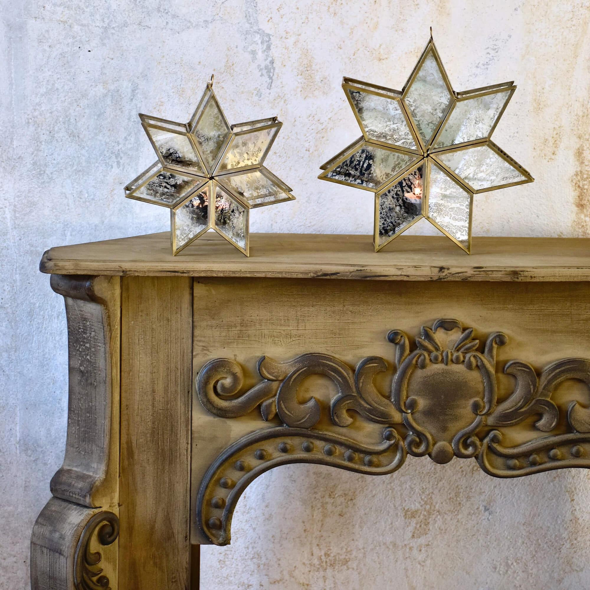Consolle camino in legno con intagli decorativi in stile vintage beige e marrone