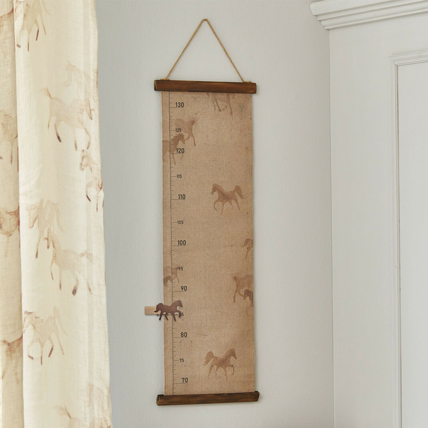 Poster Windermay Metro da parete in lino beige con motivi di cavalli marroni, perfetto per la stanza dei bambini