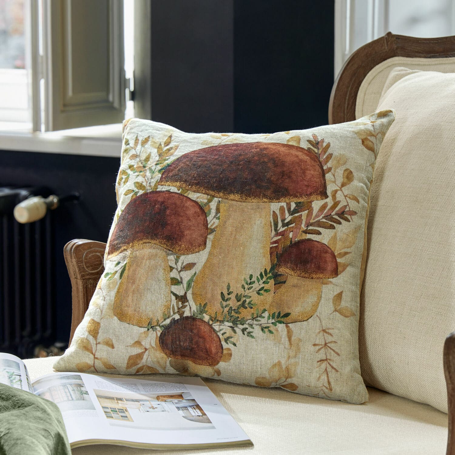 Copricuscino Harvelle Cuscino decorativo in lino con stampa di funghi marroni e beige per un ambiente naturale