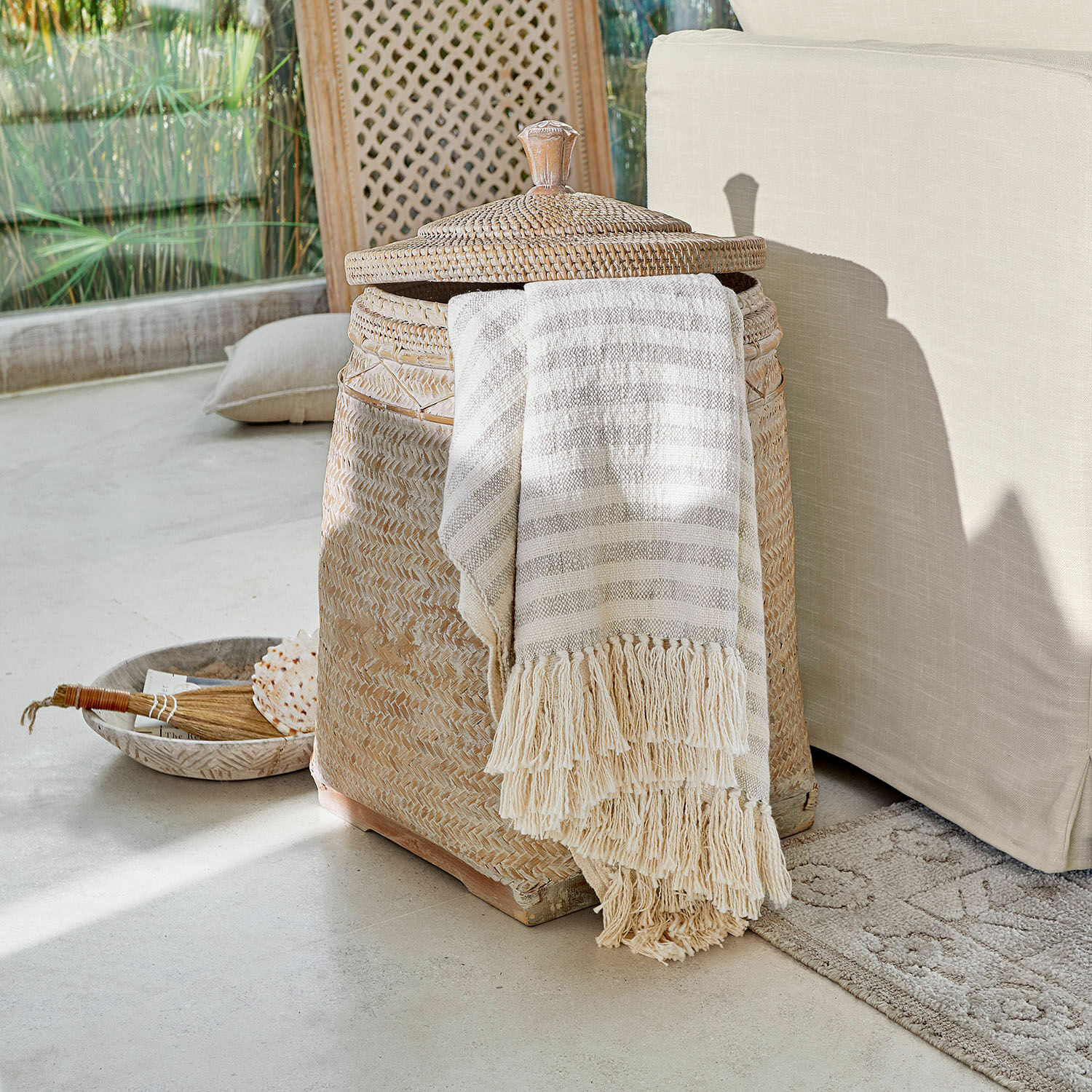 Cesto Suarce Cesto in rattan intrecciato naturale con coperchio e coperta beige con frange per riporre