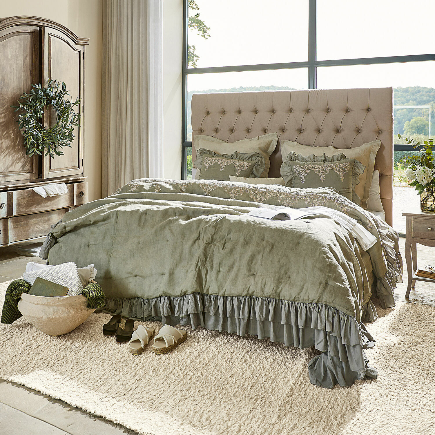 Letto Benton Camera accogliente con testiera imbottita beige e biancheria da letto verde in lino con volant