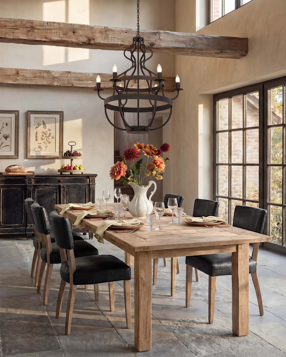 Sala da pranzo con tavolo in legno massiccio, sedie in pelle nera e lampadario in metallo rustico