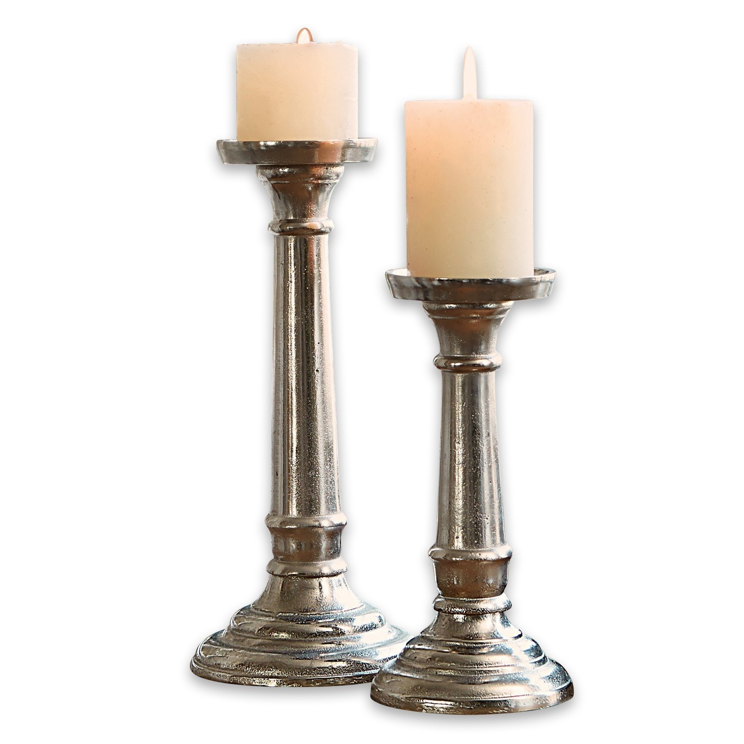 Coppia di candelieri Symone Set di due candelabri in metallo argento con candele bianche per decorazione d'interni