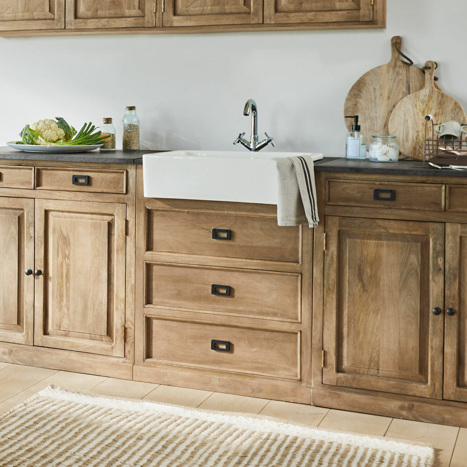 Mobile con lavello Montégut Cucina con mobili in legno, lavello in ceramica bianca e tappeto beige a righe