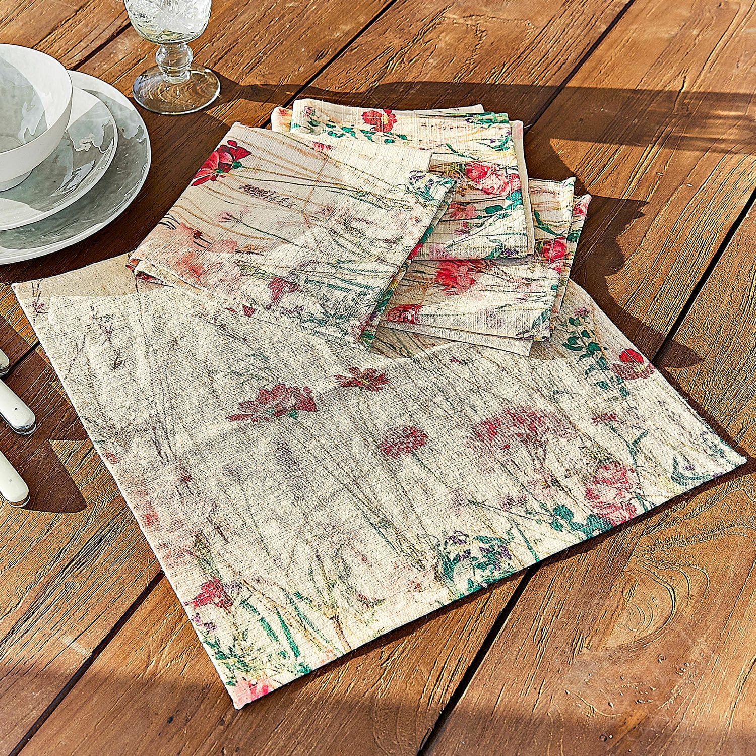 Set di 4 tovaglioli Briovene Tovaglioli in lino color crema con stampa floreale su tavolo in legno per decorazione tavola