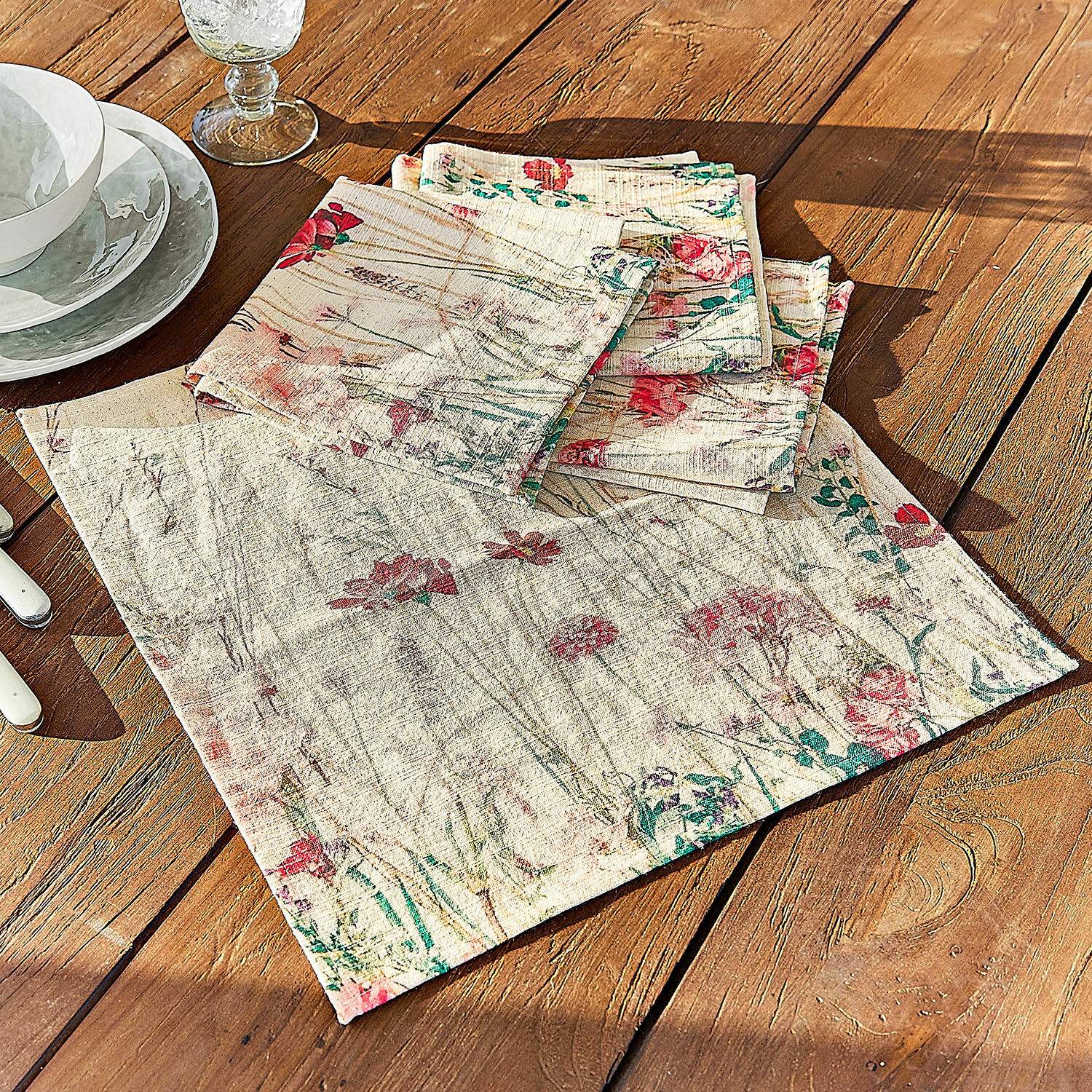 Set di 4 tovaglioli Briovene Tovaglioli in lino color crema con stampa floreale su tavolo in legno per decorazione tavola