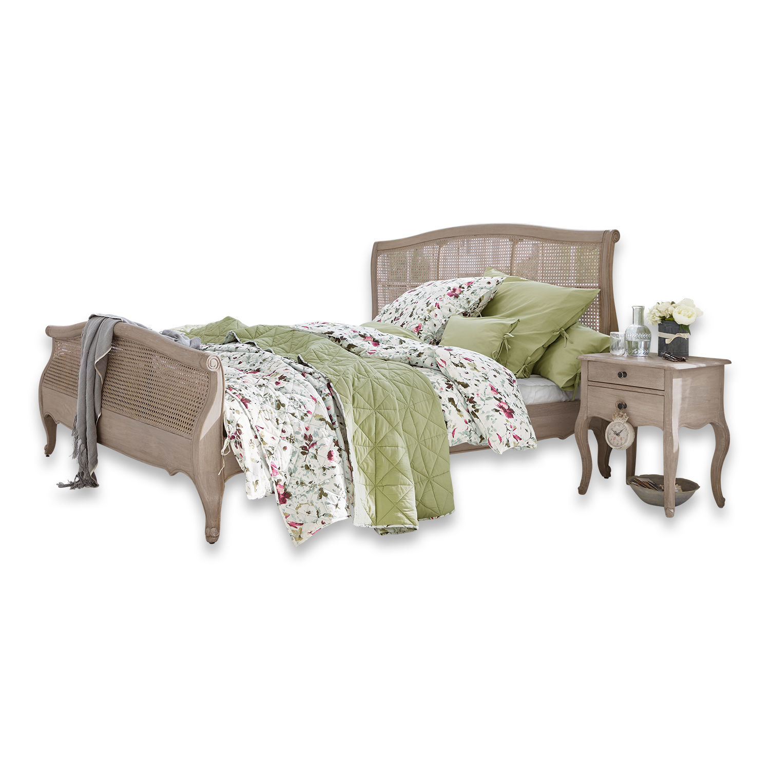 Letto Truso Letto in legno e rattan naturale con biancheria verde e floreale in stile vintage elegante