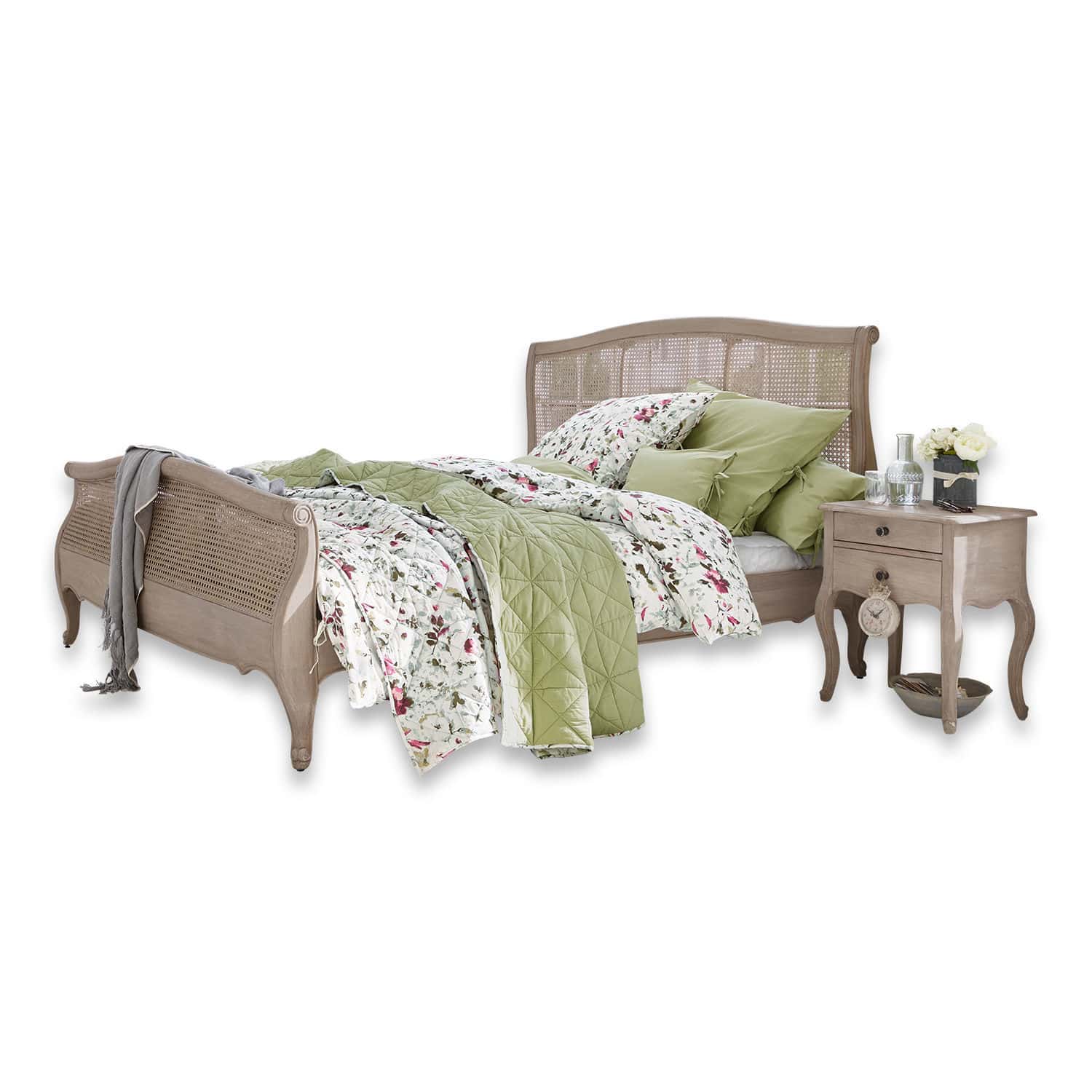 Letto Truso Letto in legno e rattan naturale con biancheria verde e floreale in stile vintage elegante