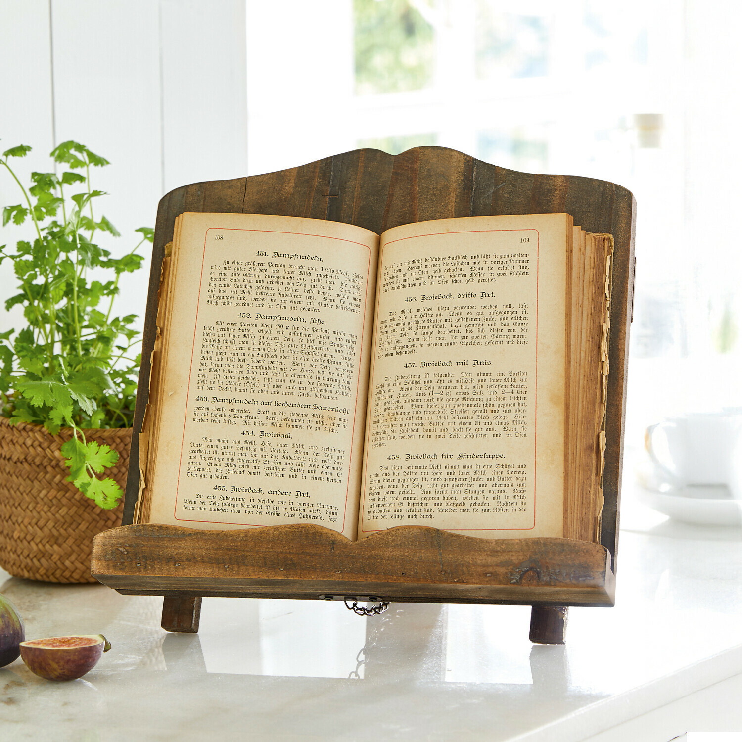 Leggio Mags Porta libri da cucina rustico in legno su piano in marmo con fichi e pianta verde