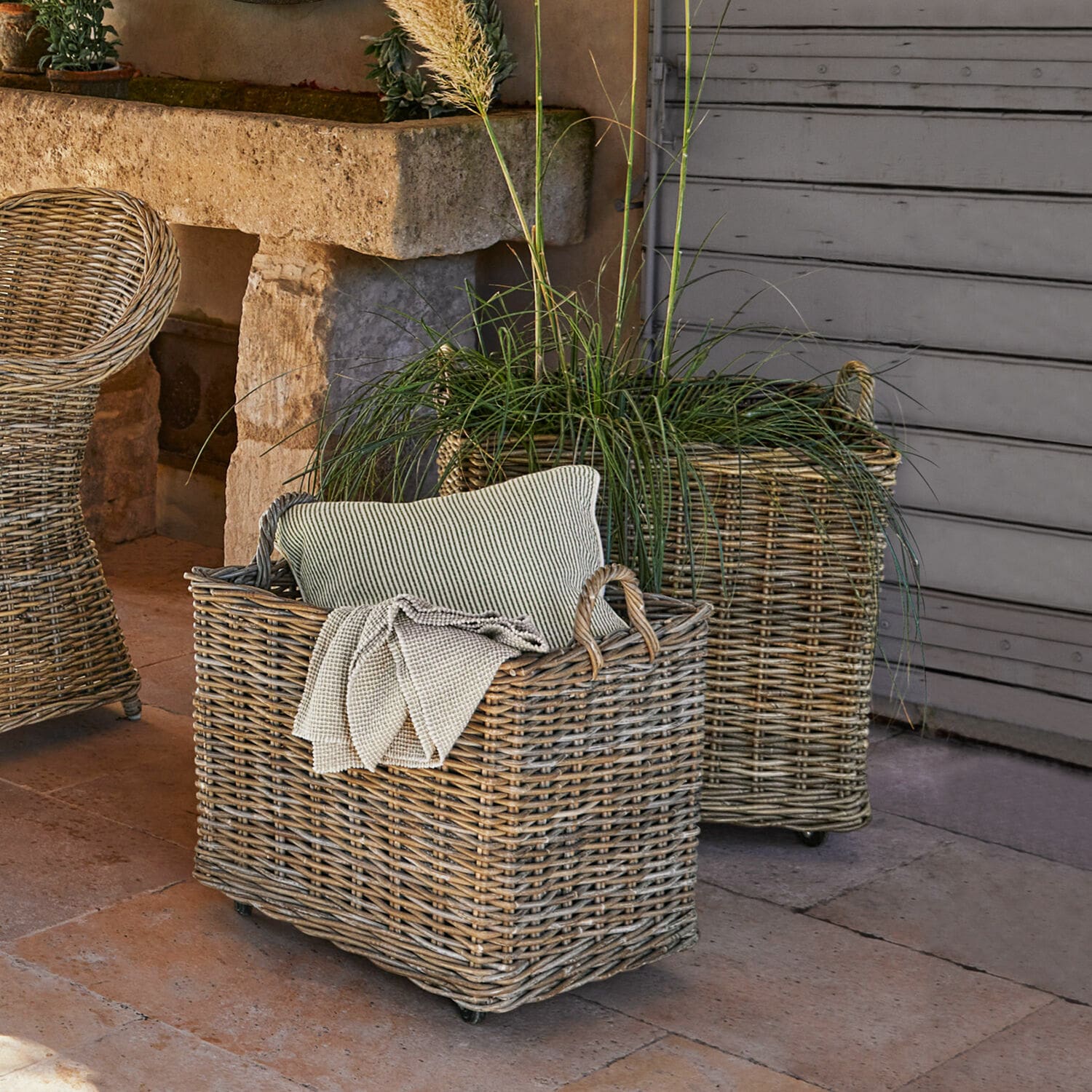Coppia di cesti portavasi Gialousa Cesto in rattan naturale con cuscino e coperta, decorazione e contenitore pratico