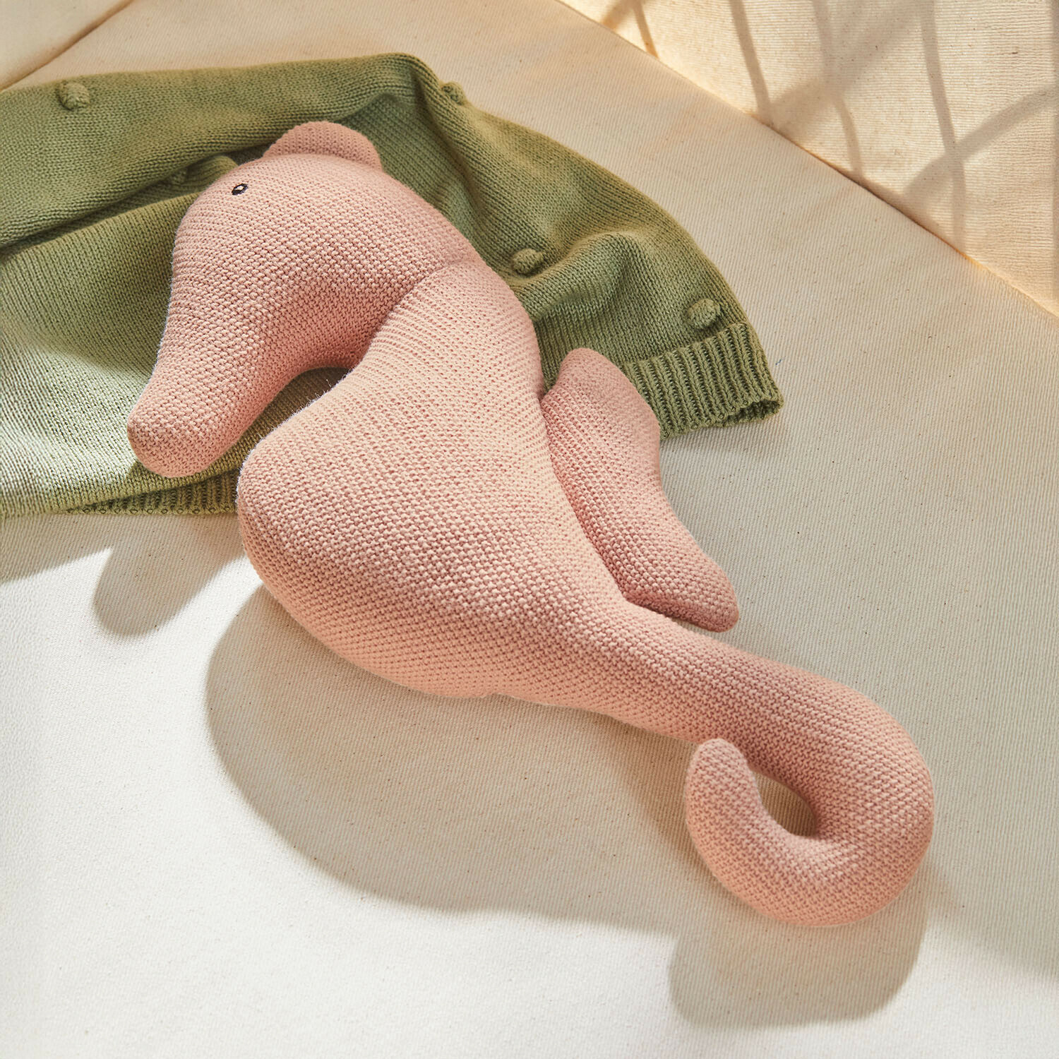 Peluche Bubbilo Cavalluccio marino di peluche rosa lavorato a maglia su sfondo chiaro con maglione verde, giocattolo morbido per bambini