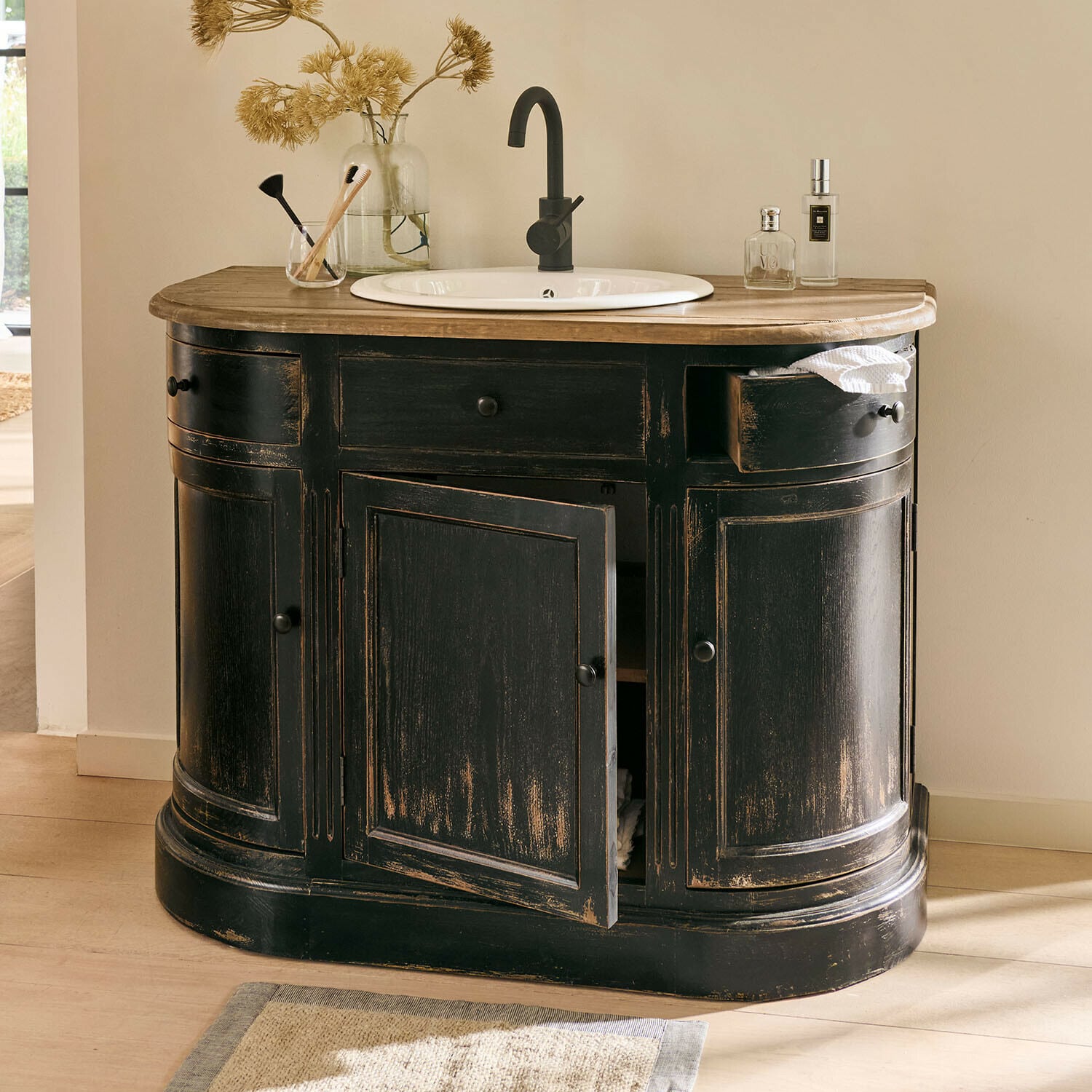 Mobile con lavabo Louisiana Mobile bagno nero in legno con lavabo bianco e piano in legno chiaro, stile vintage