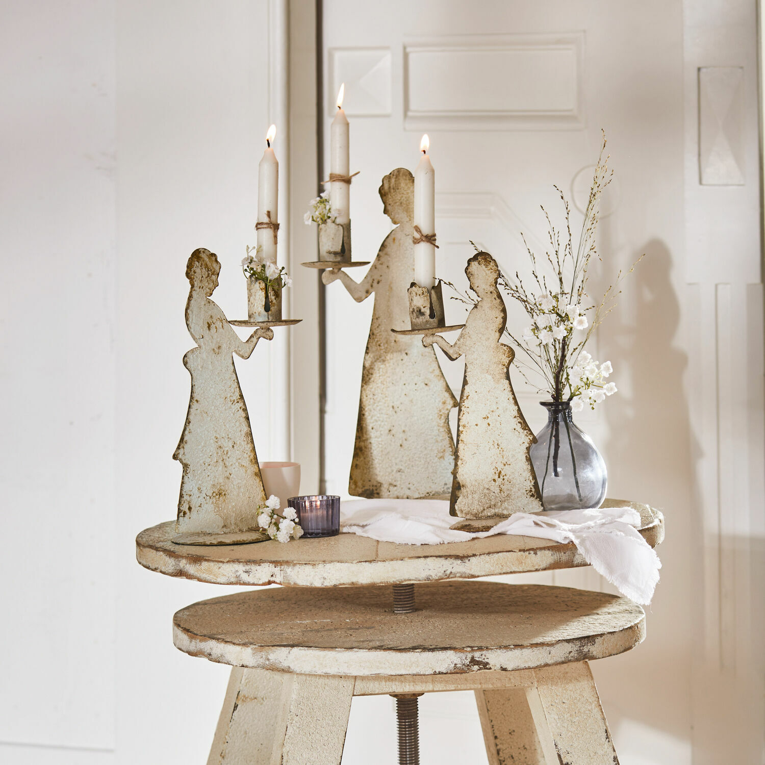 Set di 3 portacandela Chanler Portacandele in metallo a forma di donna con candele bianche su tavolo rustico decorativo