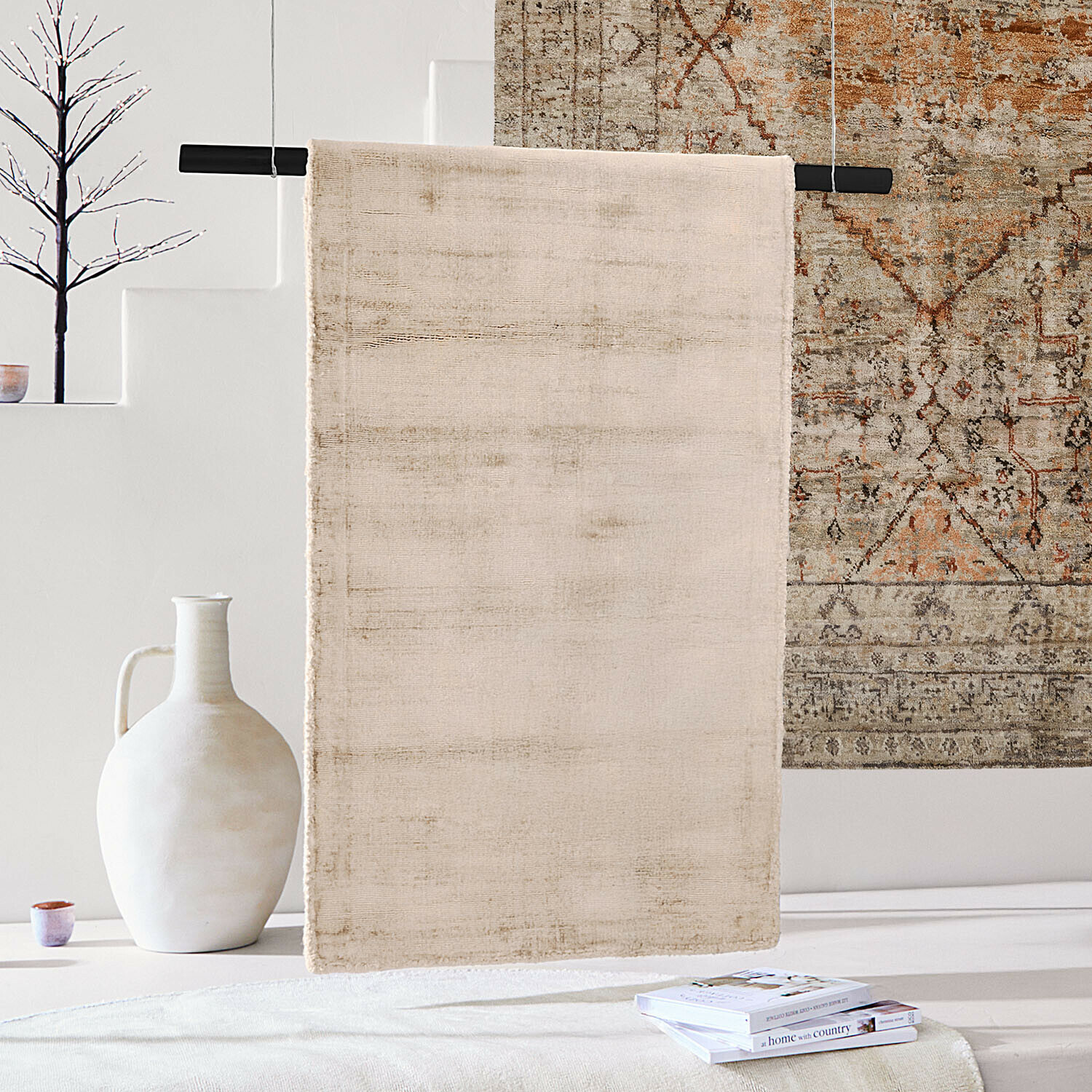 Passatoia Mariselle Tappeto beige in materiale morbido appeso a barra nera in interno luminoso con decorazioni