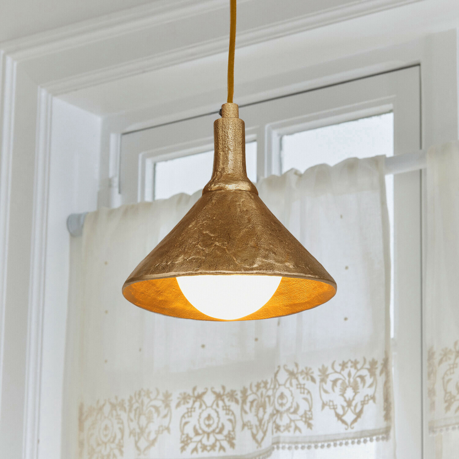 Lampada a sospensione Quenlivre Lampada a sospensione in metallo dorato con paralume strutturato e lampadina bianca, luce decorativa