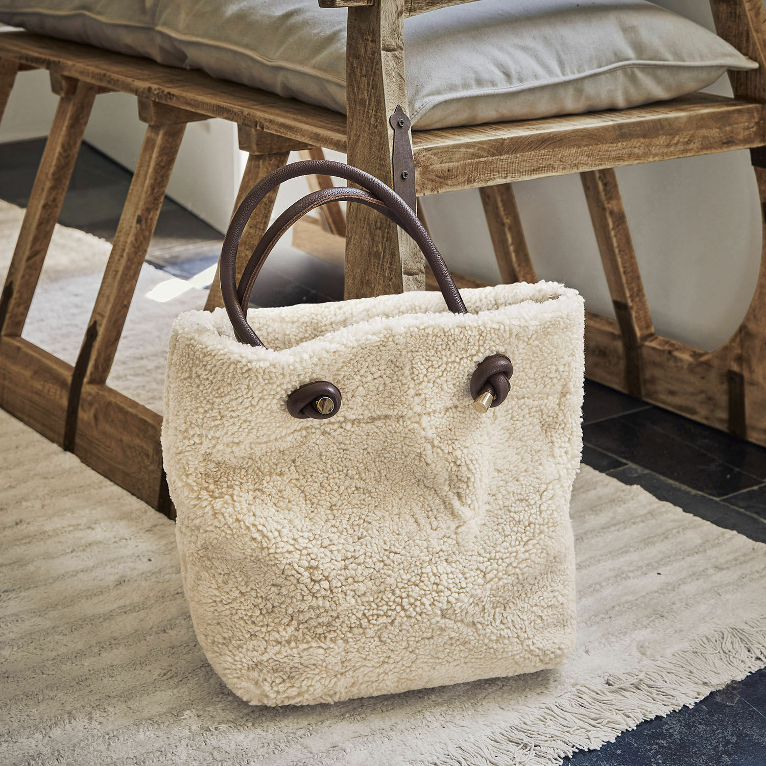 Borsa Tarvin Borsa beige in materiale peloso morbido con manici marroni, accessorio alla moda per uso quotidiano
