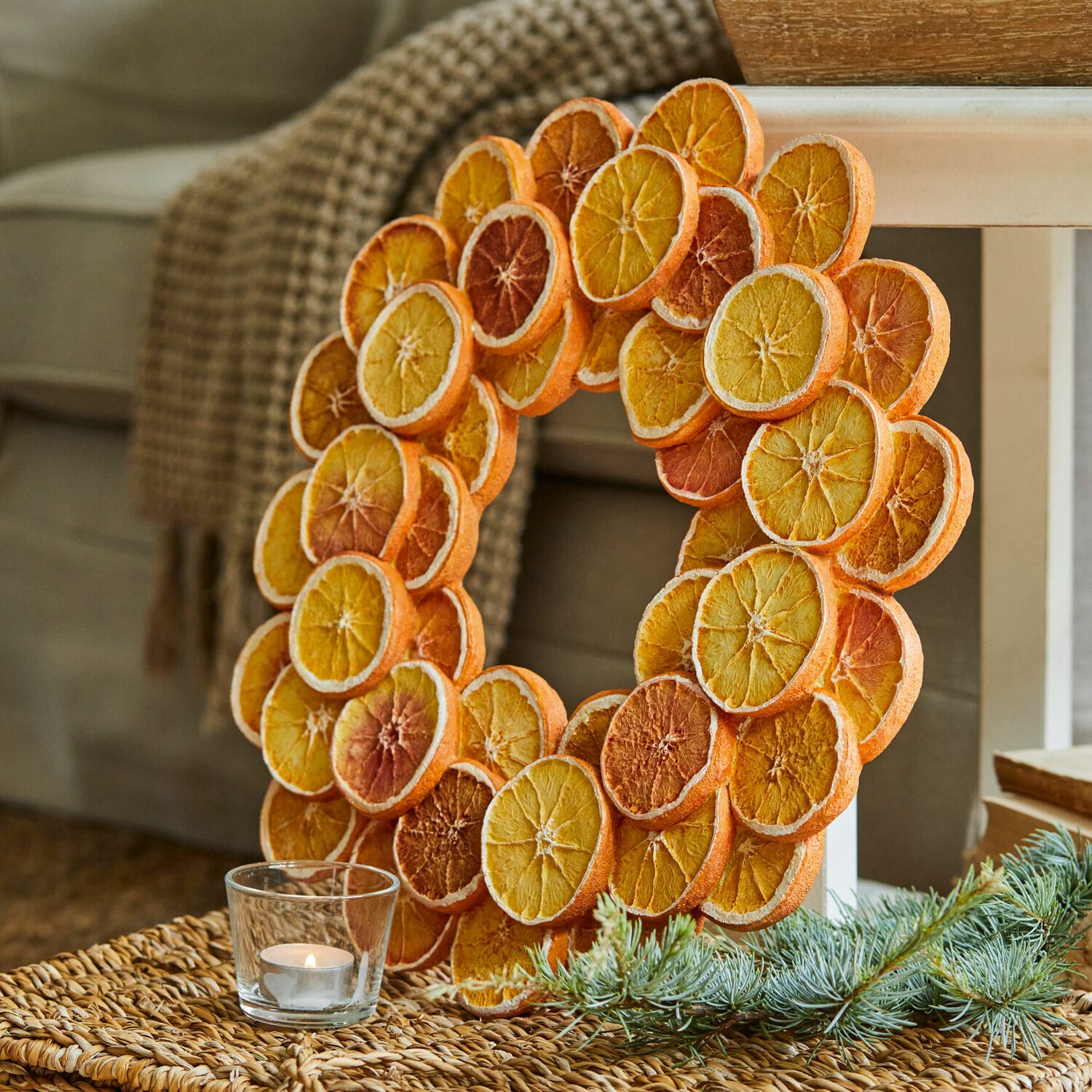 Ghirlanda Orange Corona decorativa di fette di arancia essiccate in tonalità calde su sfondo naturale