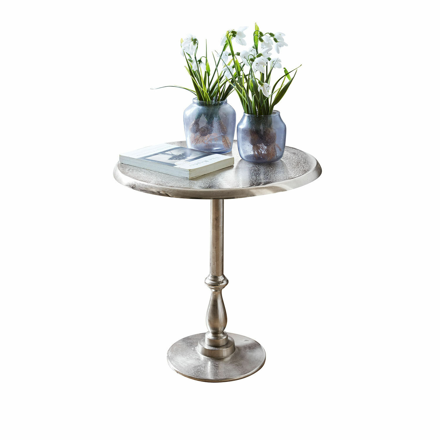 Tavolino di complemento Eppeville Tavolino rotondo in metallo argento con due vasi blu e fiori bianchi decorativi
