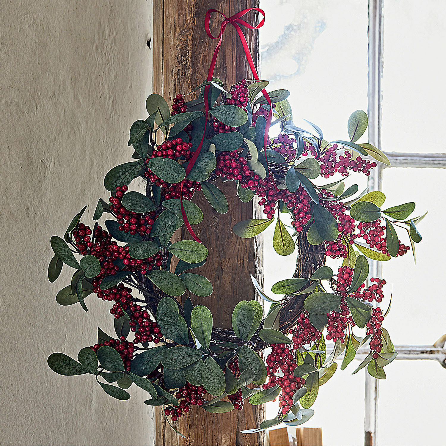 Ghirlanda Lenius Corona decorativa con foglie verdi e bacche rosse su telaio in legno, decorazione festiva