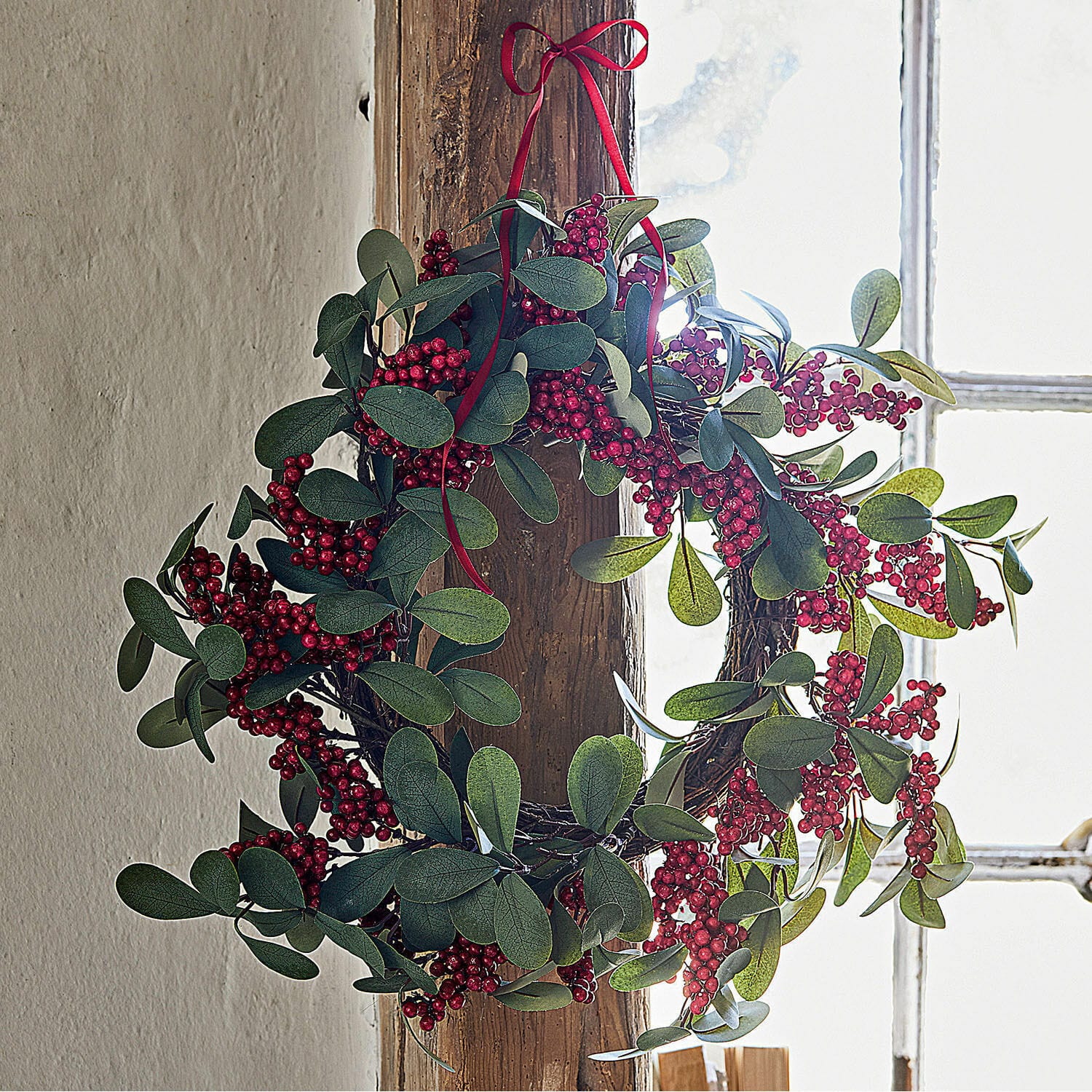 Ghirlanda Lenius Corona decorativa con foglie verdi e bacche rosse su telaio in legno, decorazione festiva