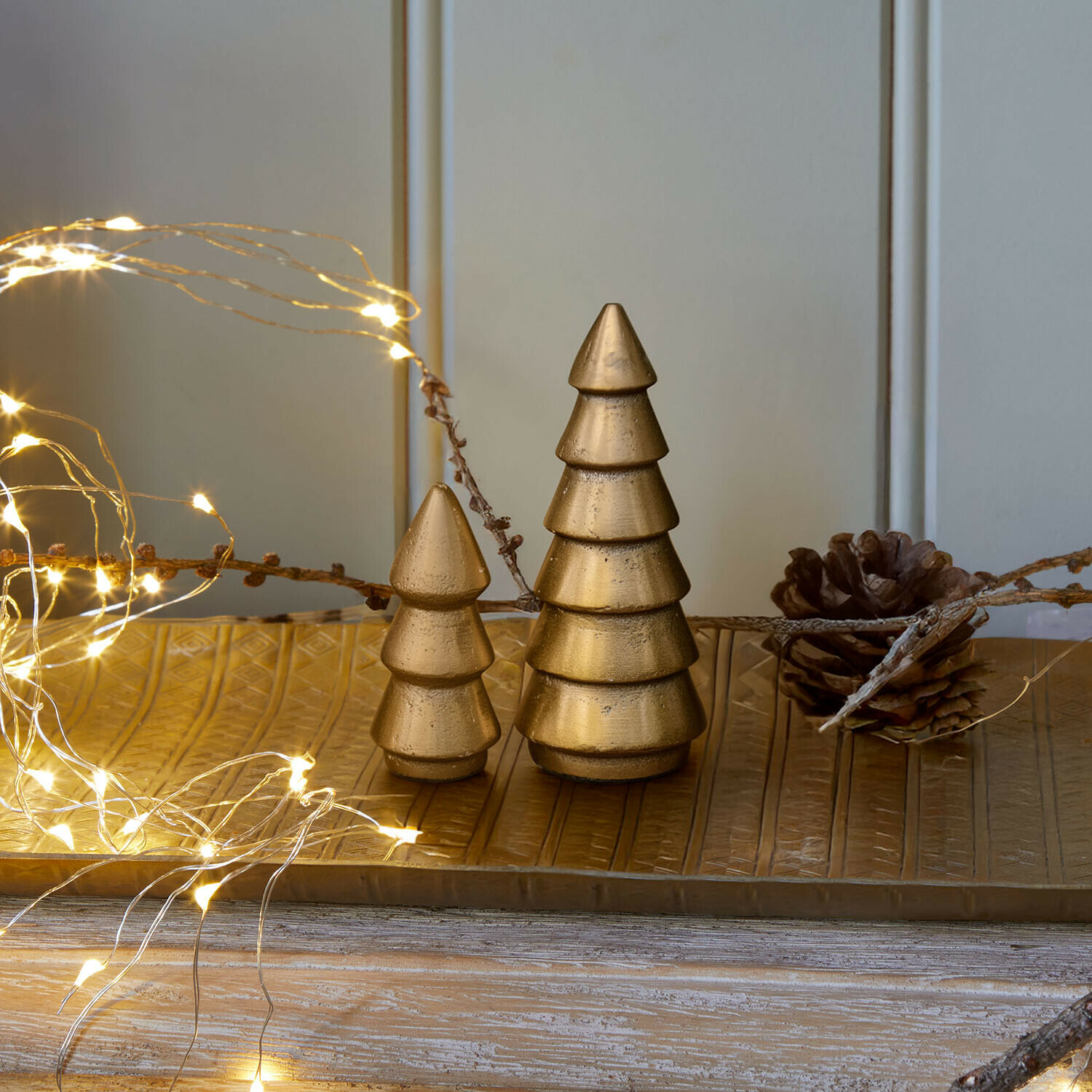 Coppia di alberi decorativi Zarilith Decorazioni natalizie dorate in metallo su vassoio dorato con luci LED e pigna su tavolo in legno