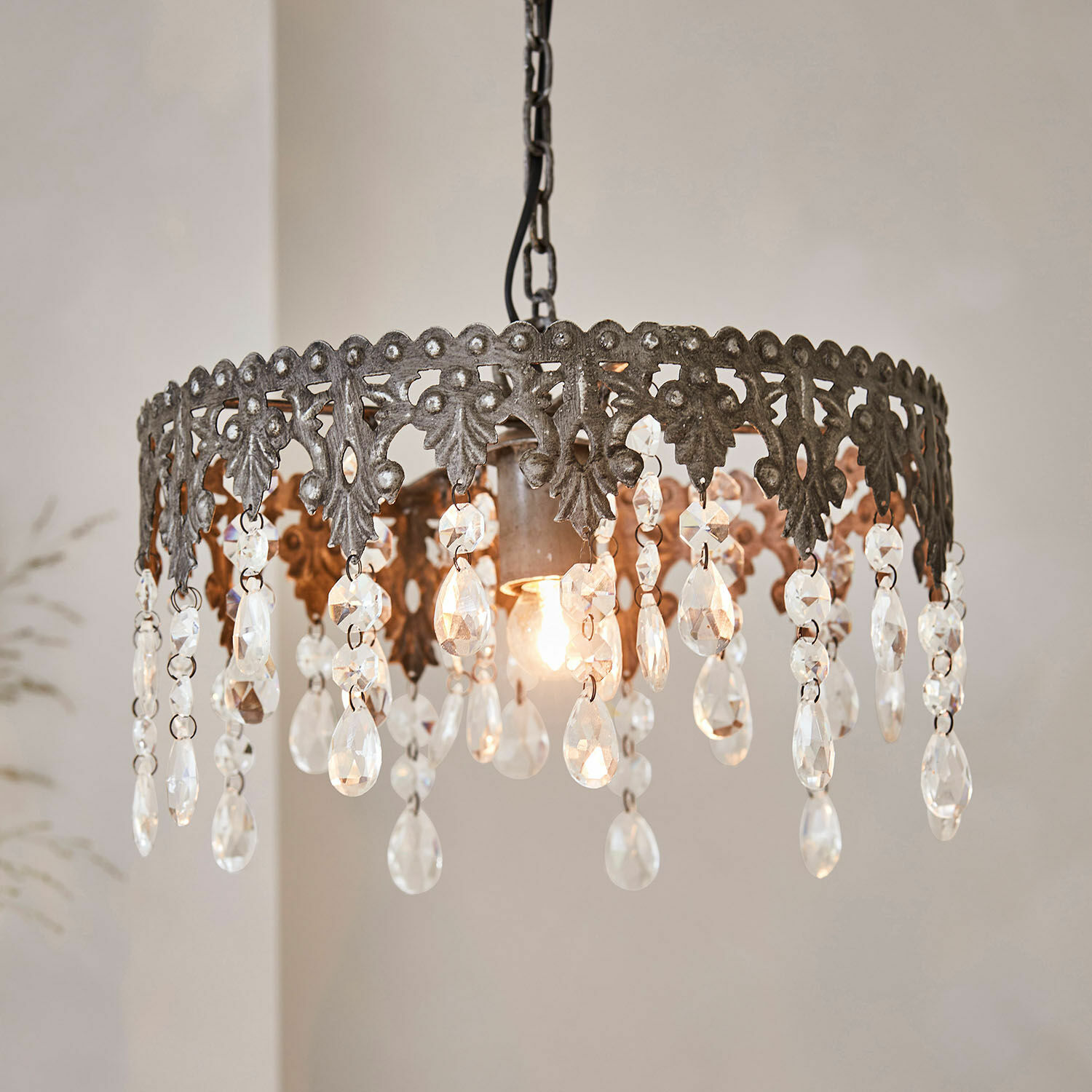 Lampada a sospensione Escoire Lampadario sospeso in metallo patinato con pendenti in cristallo per decorazione d'interni