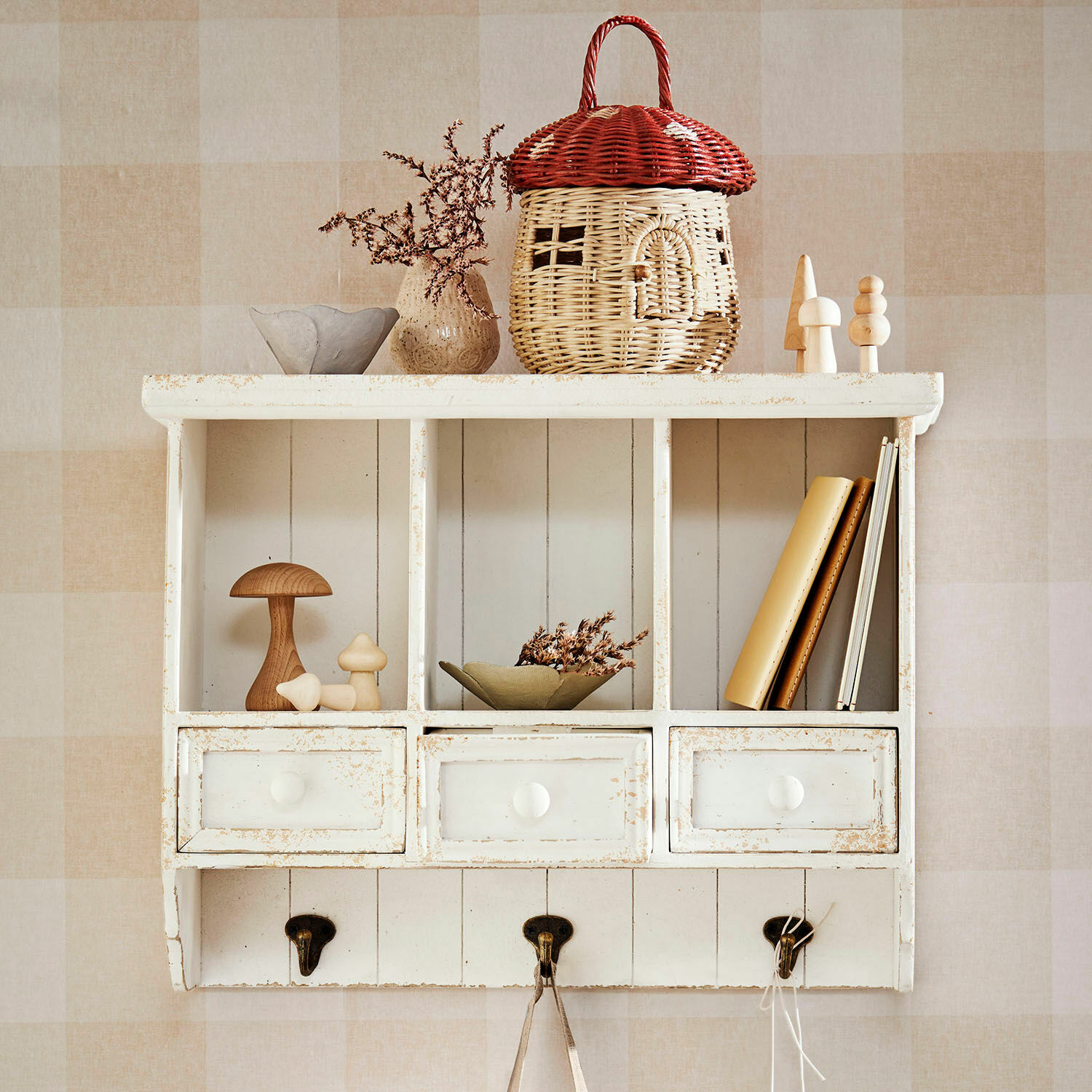 Scaffale da parete Korelis Mensola da parete bianca in legno con tre cassetti, decorazioni in vimini e legno