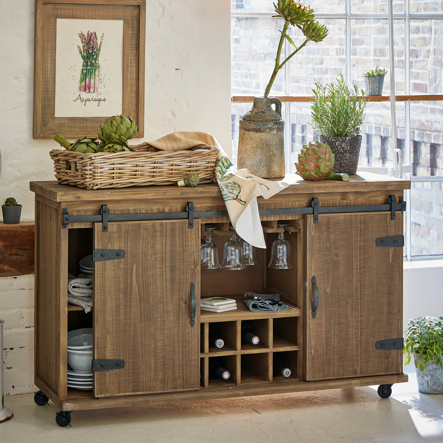 Comò Grasse Mobile in legno con portabottiglie e porta bicchieri, decorato con piante verdi e cesto di verdure