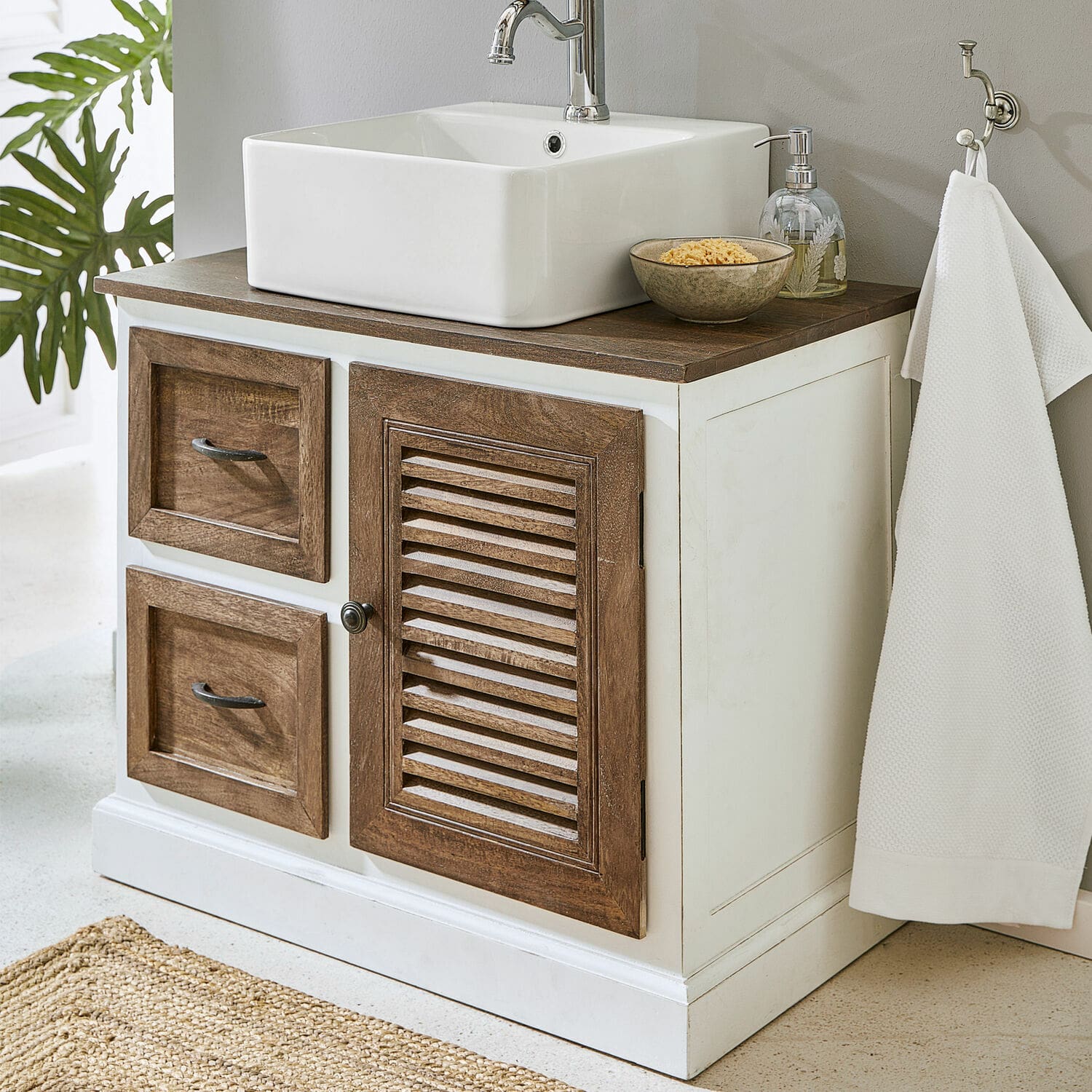 Mobile con lavabo Farmington Mobile bagno bianco con ante in legno e lavabo in ceramica, stile rustico