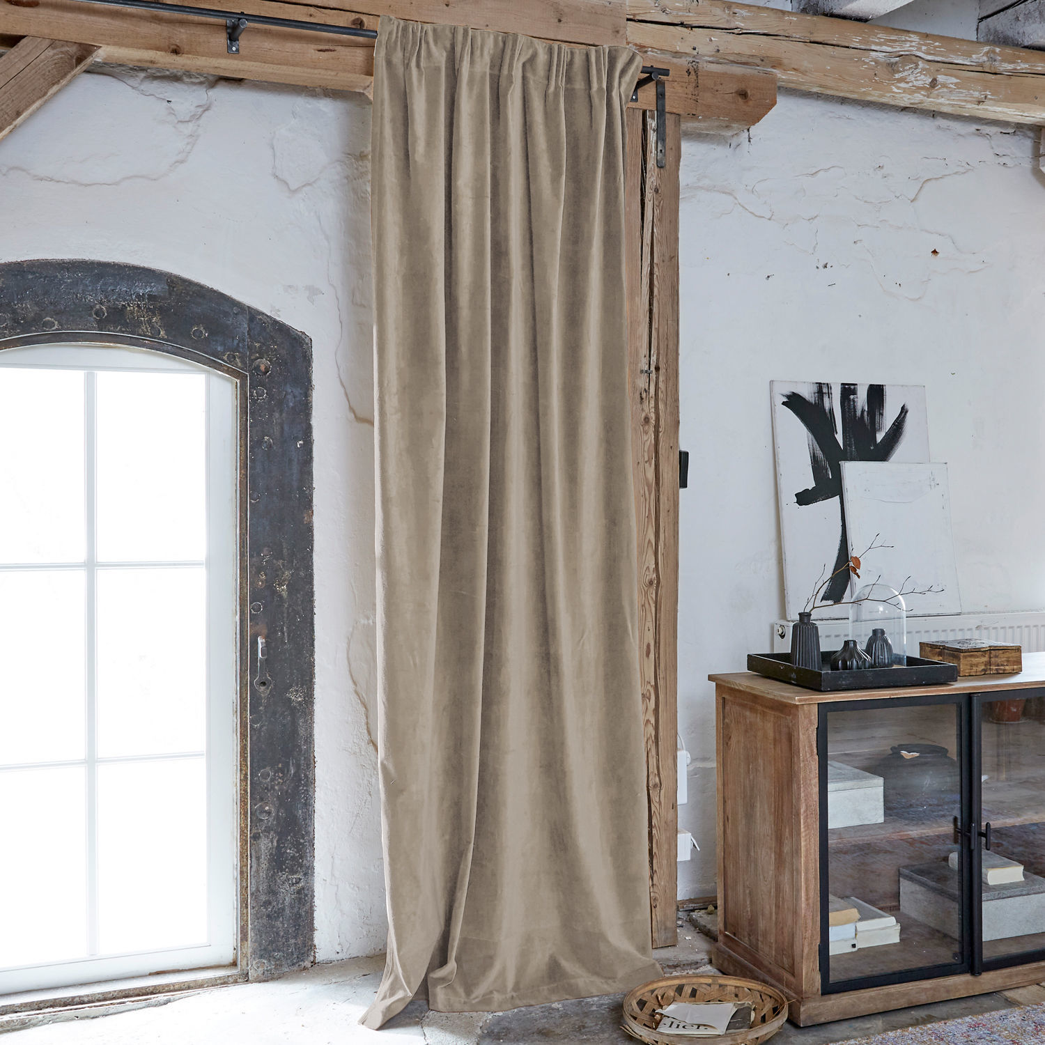 Tenda Lyannece Tenda beige in tessuto morbido in interno rustico con mobile in legno e finestra
