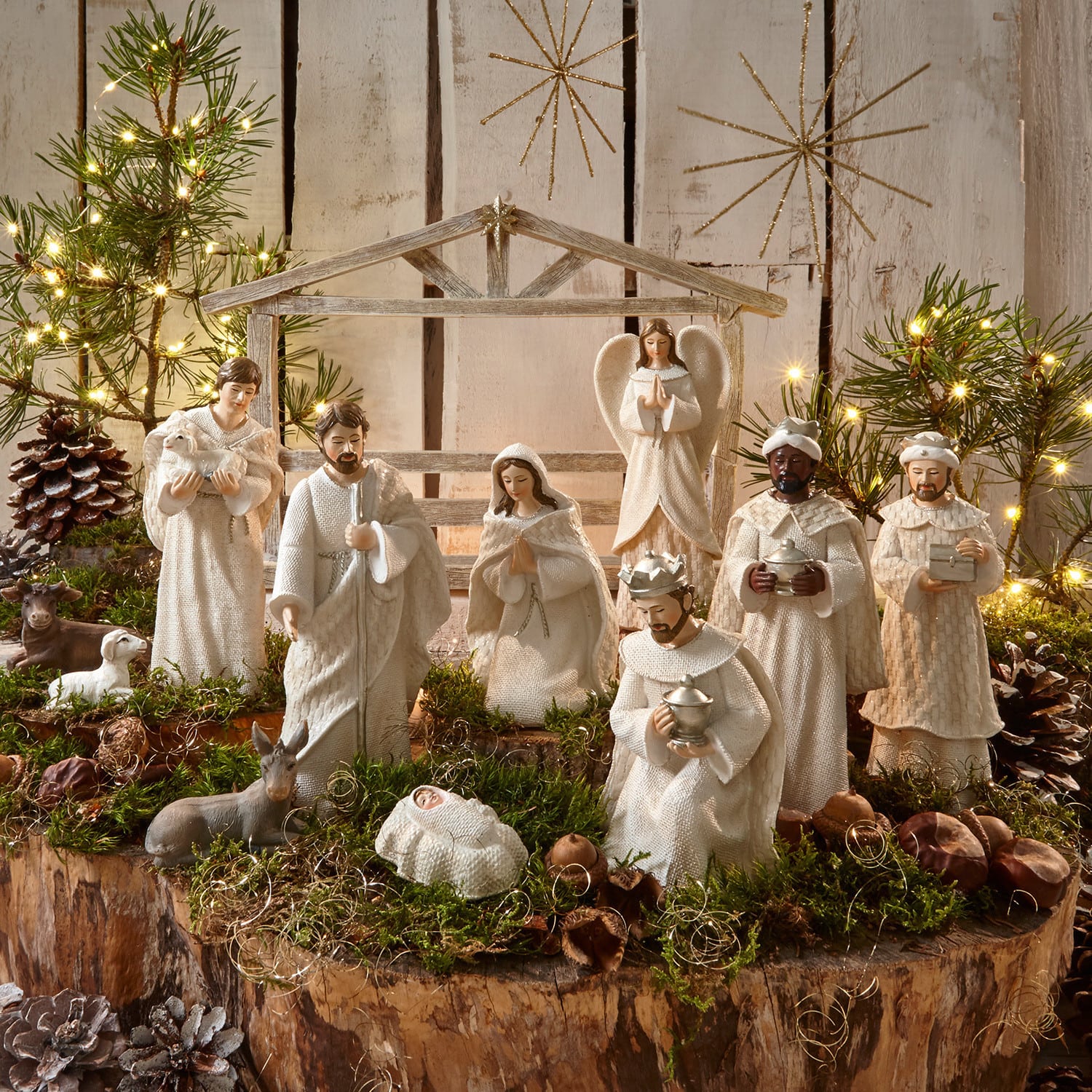 Set di 12 statuine per il presepe Santo Set di figure bianche per presepe natalizio in legno e tessuto su sfondo naturale con muschio e luci