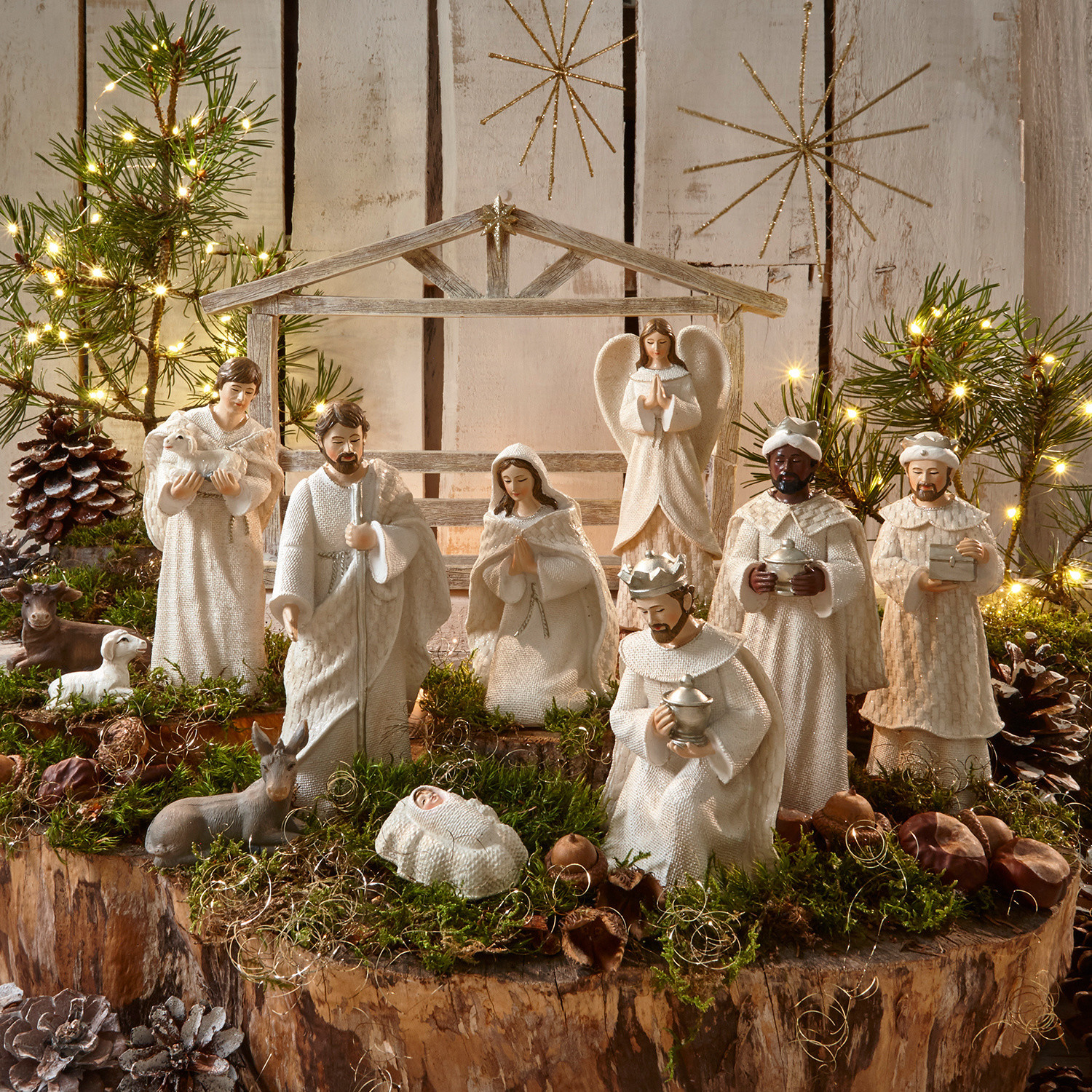 Set di 12 statuine per il presepe Santo Set di figure bianche per presepe natalizio in legno e tessuto su sfondo naturale con muschio e luci