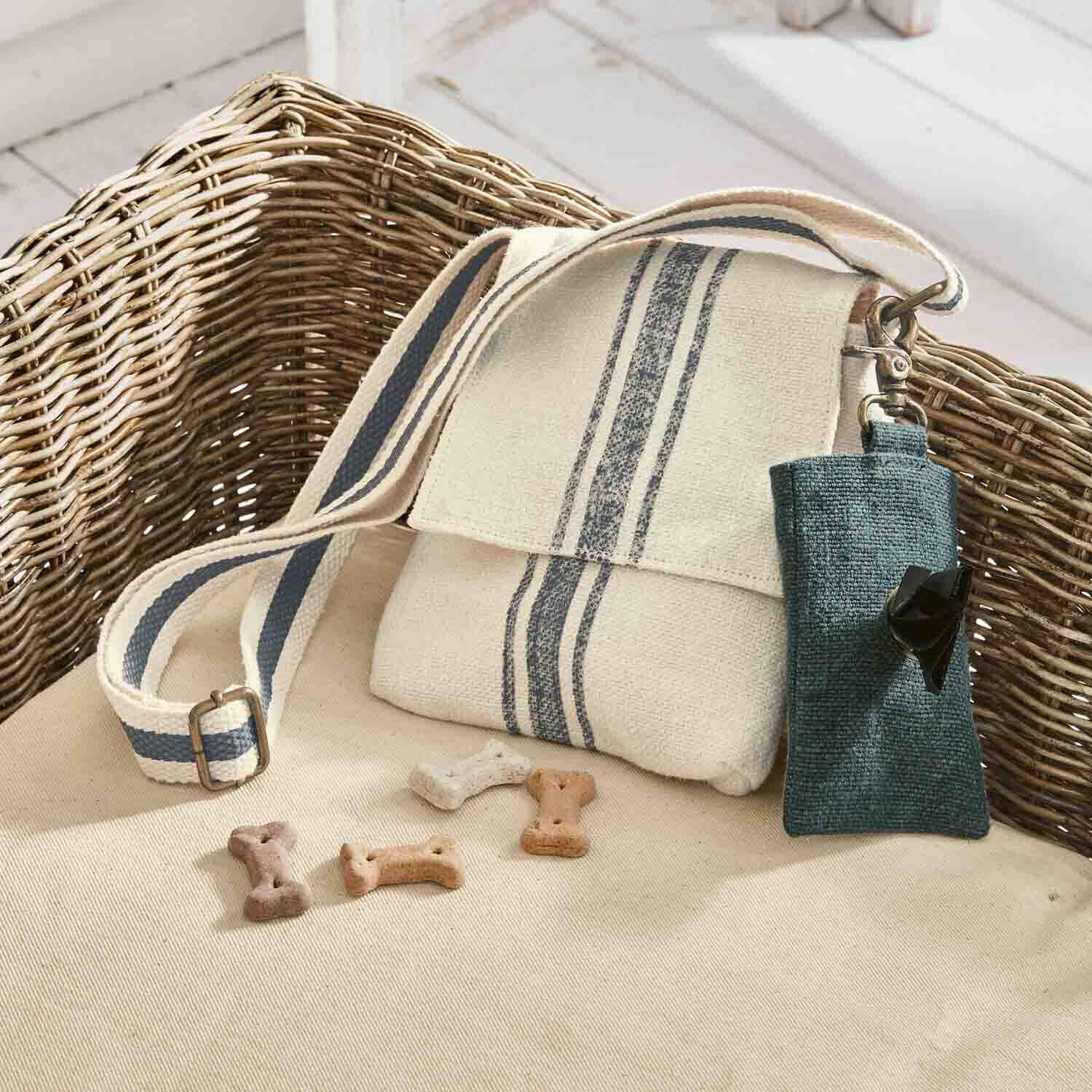 Borsa in cotone beige con strisce blu e custodia per snack per cani su divano